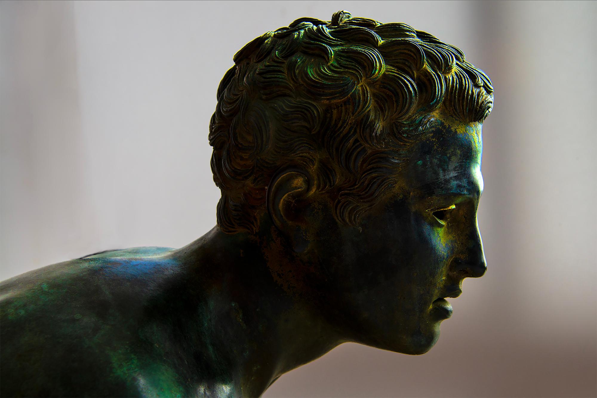 Männlicher Akt-Läufer aus Bronze, patiniert, klassischer Nach der Antike im Angebot 4