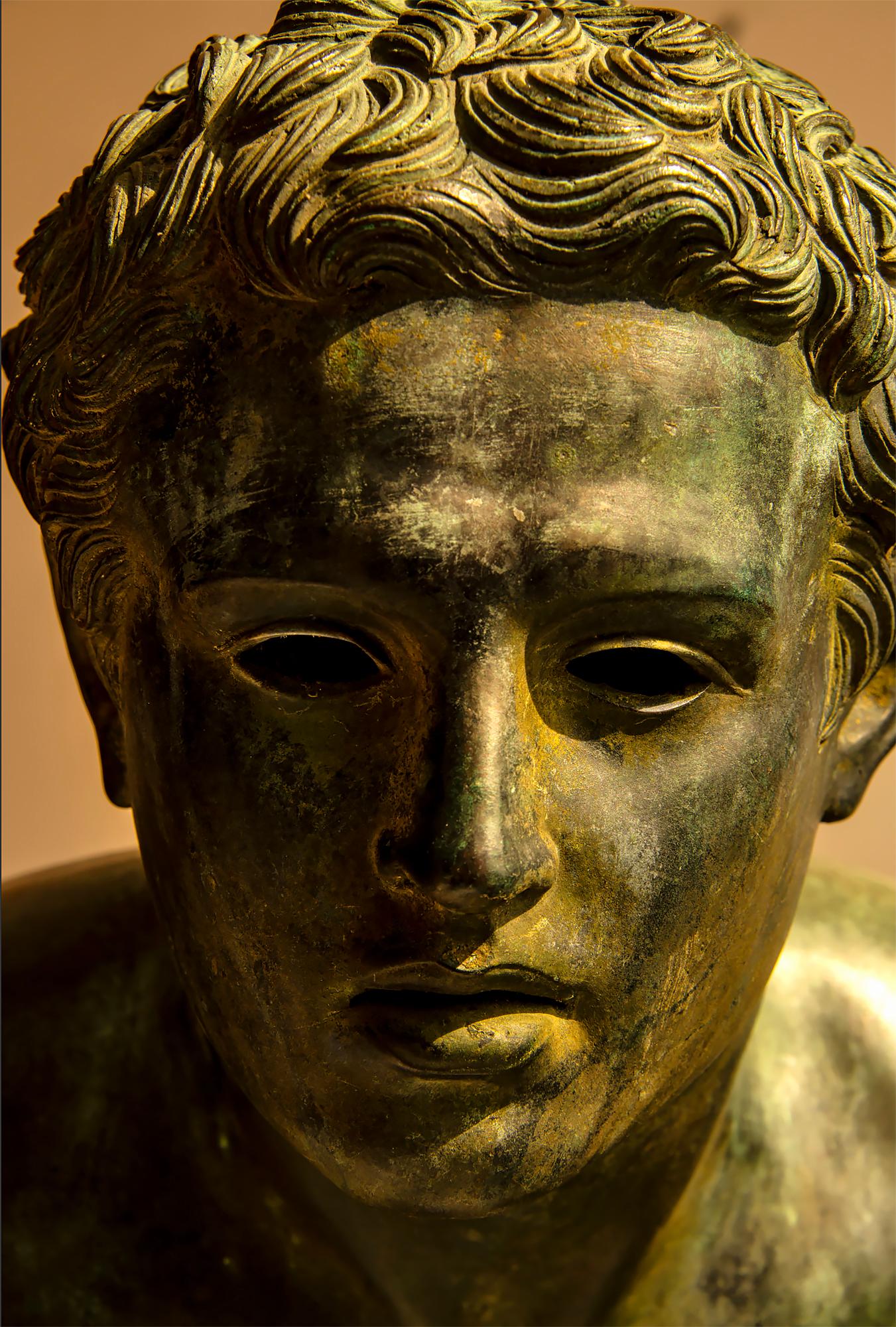 Tapis de couloir masculin nu en bronze patiné classique d'après l'antiquité - Sculpture de Unknown