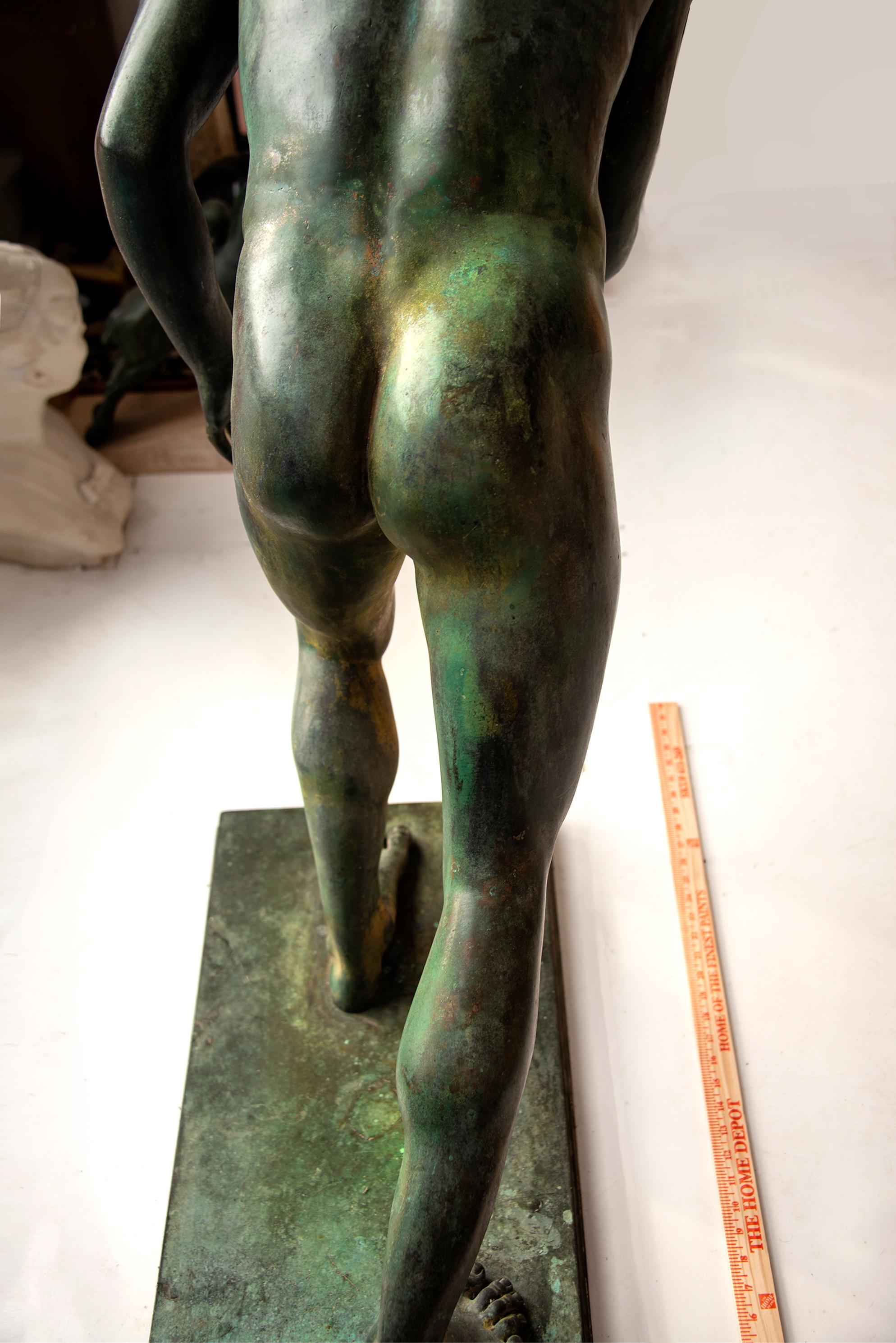 Tapis de couloir masculin nu en bronze patiné classique d'après l'antiquité - Maîtres anciens Sculpture par Unknown