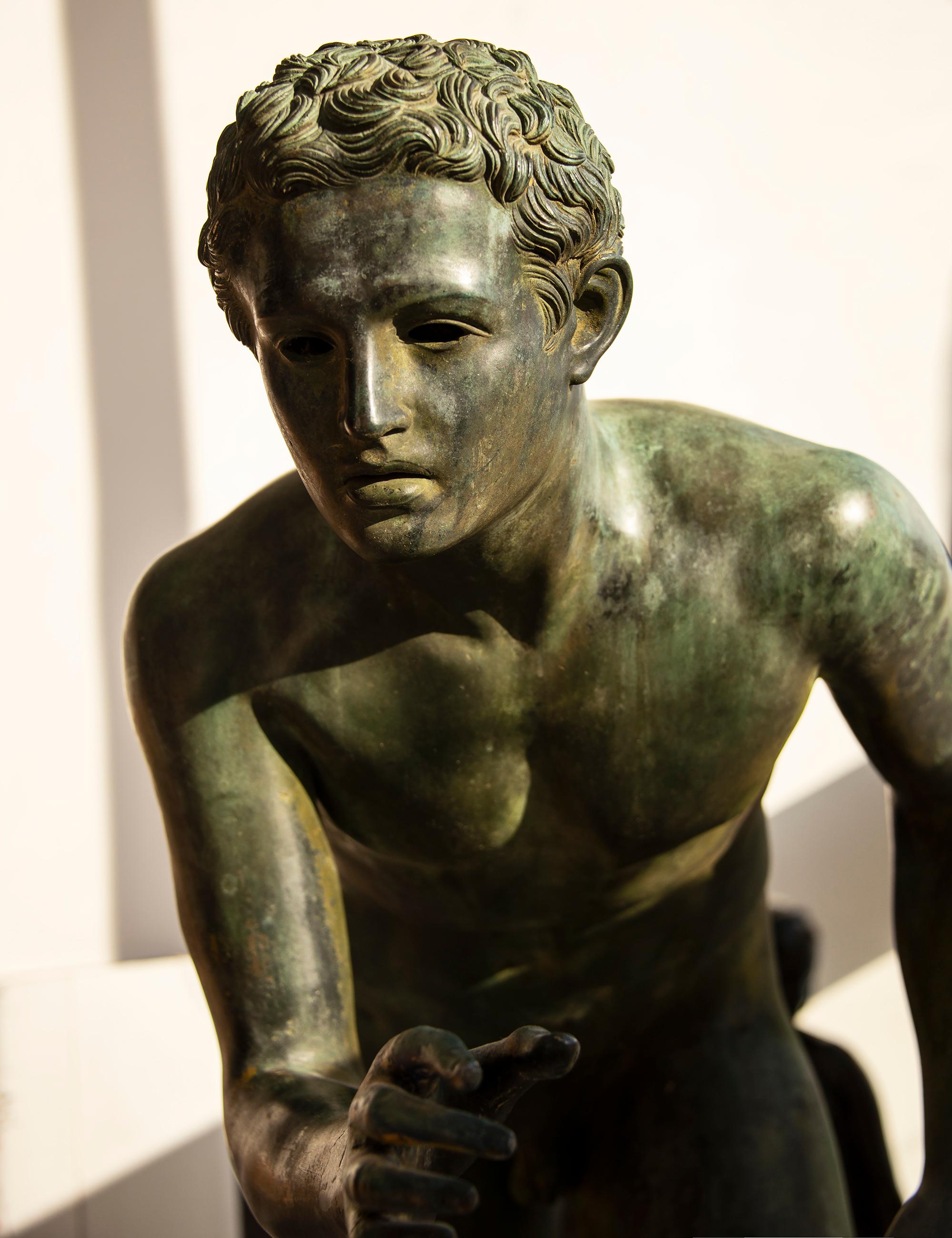 Männlicher Akt-Läufer aus Bronze, patiniert, klassischer Nach der Antike (Gold), Nude Sculpture, von Unknown