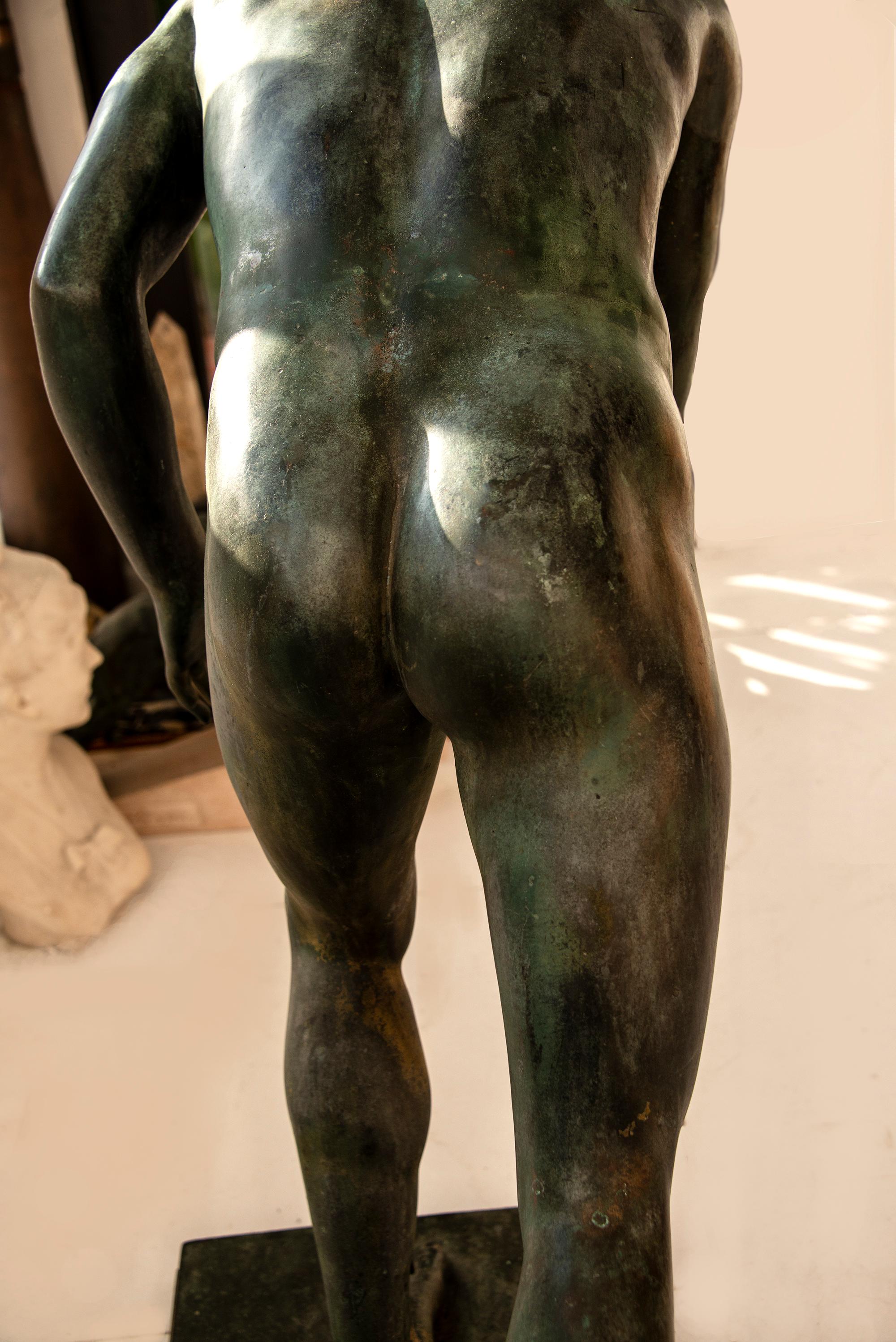 Magnifique bronze d'homme nu aux proportions généreuses et aux traits raffinés de style classique romain, d'après l'Antiquité.  Elle est plus belle avec un éclairage clé qui accentue la forme et la silhouette du personnage.    La statue pèse entre