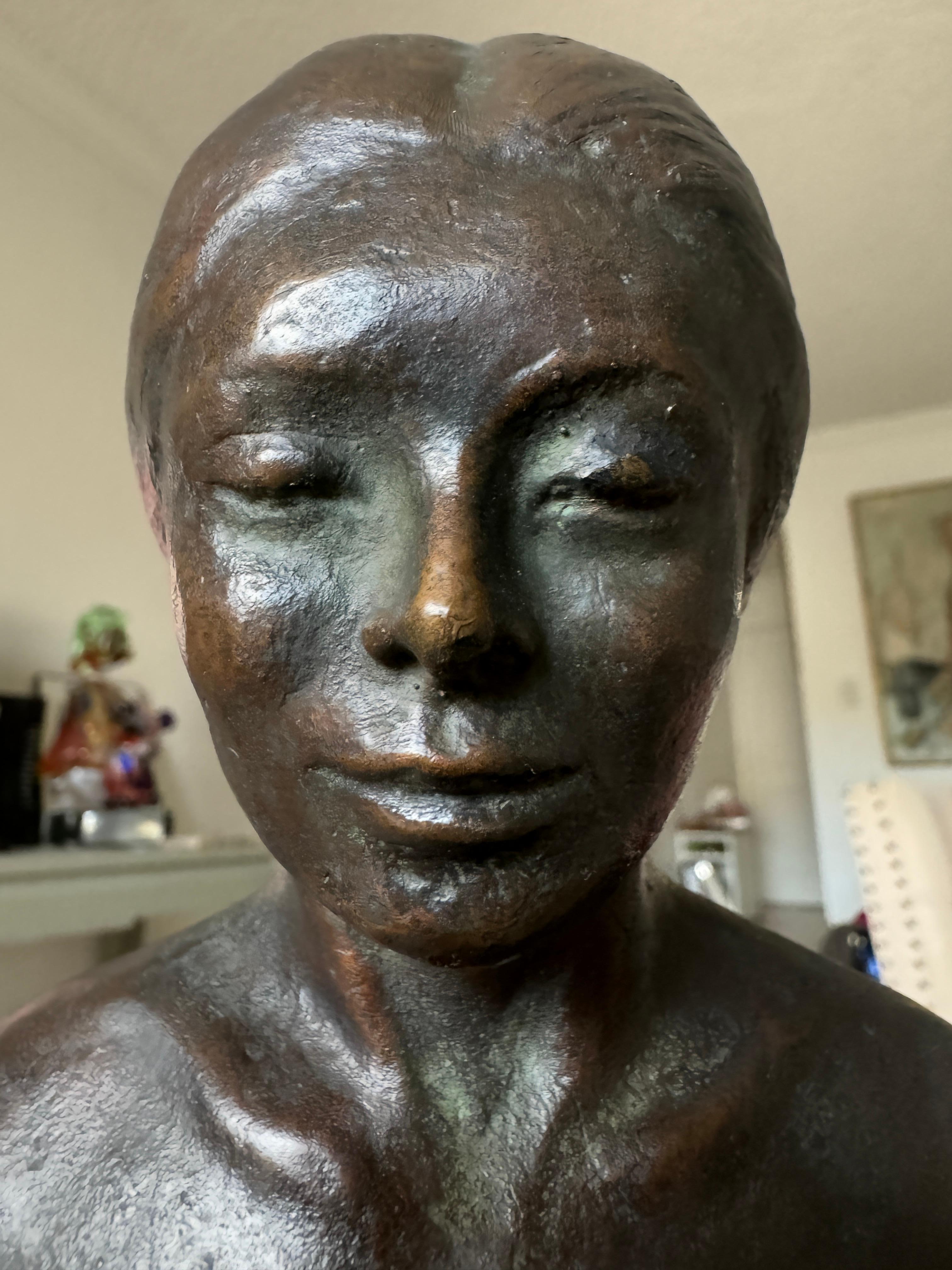 Figura De Mujer Desnuda De Rodillas Sobre La Almohada en venta 5