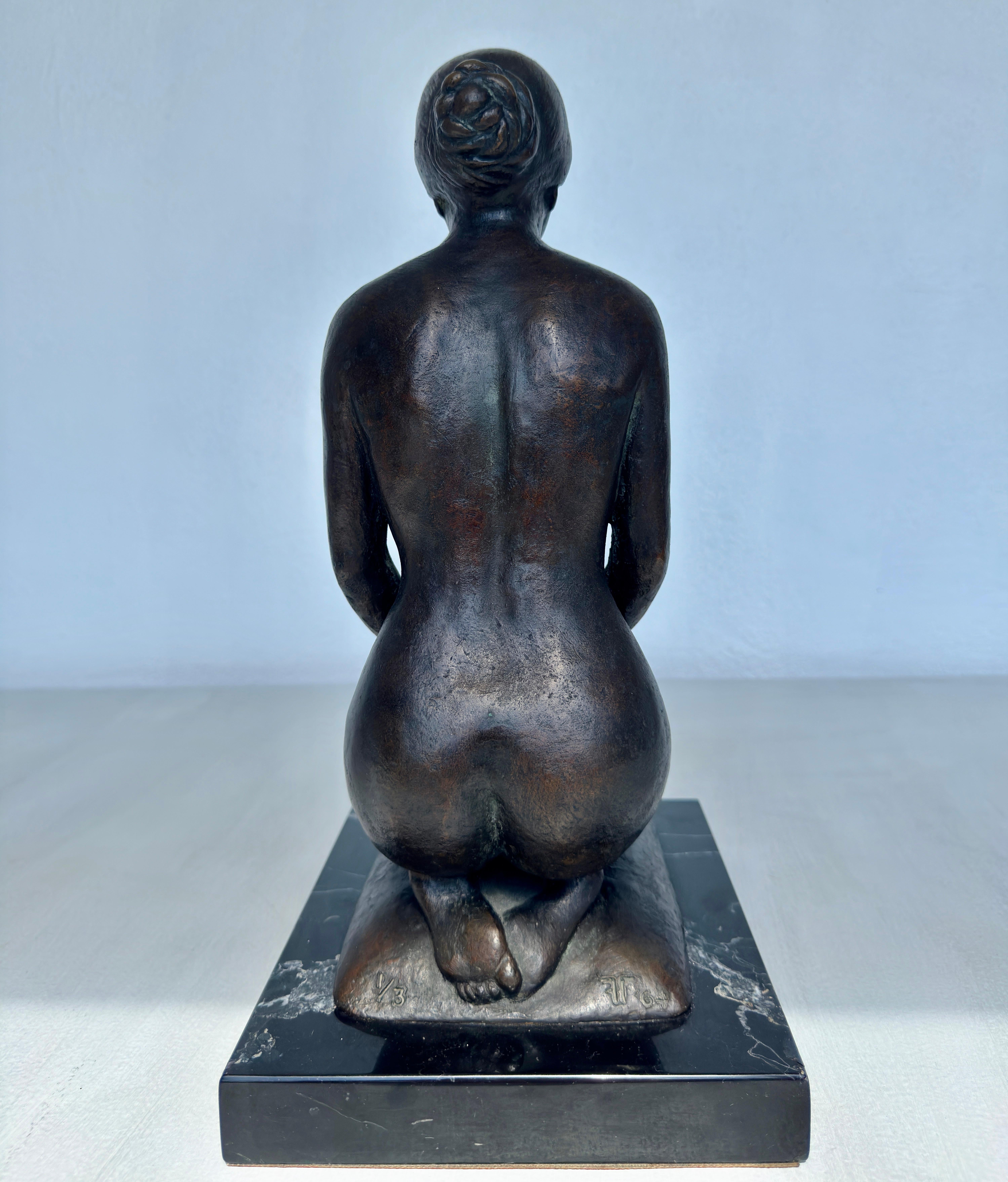 Figura De Mujer Desnuda De Rodillas Sobre La Almohada - Sculpture Moderno de Unknown