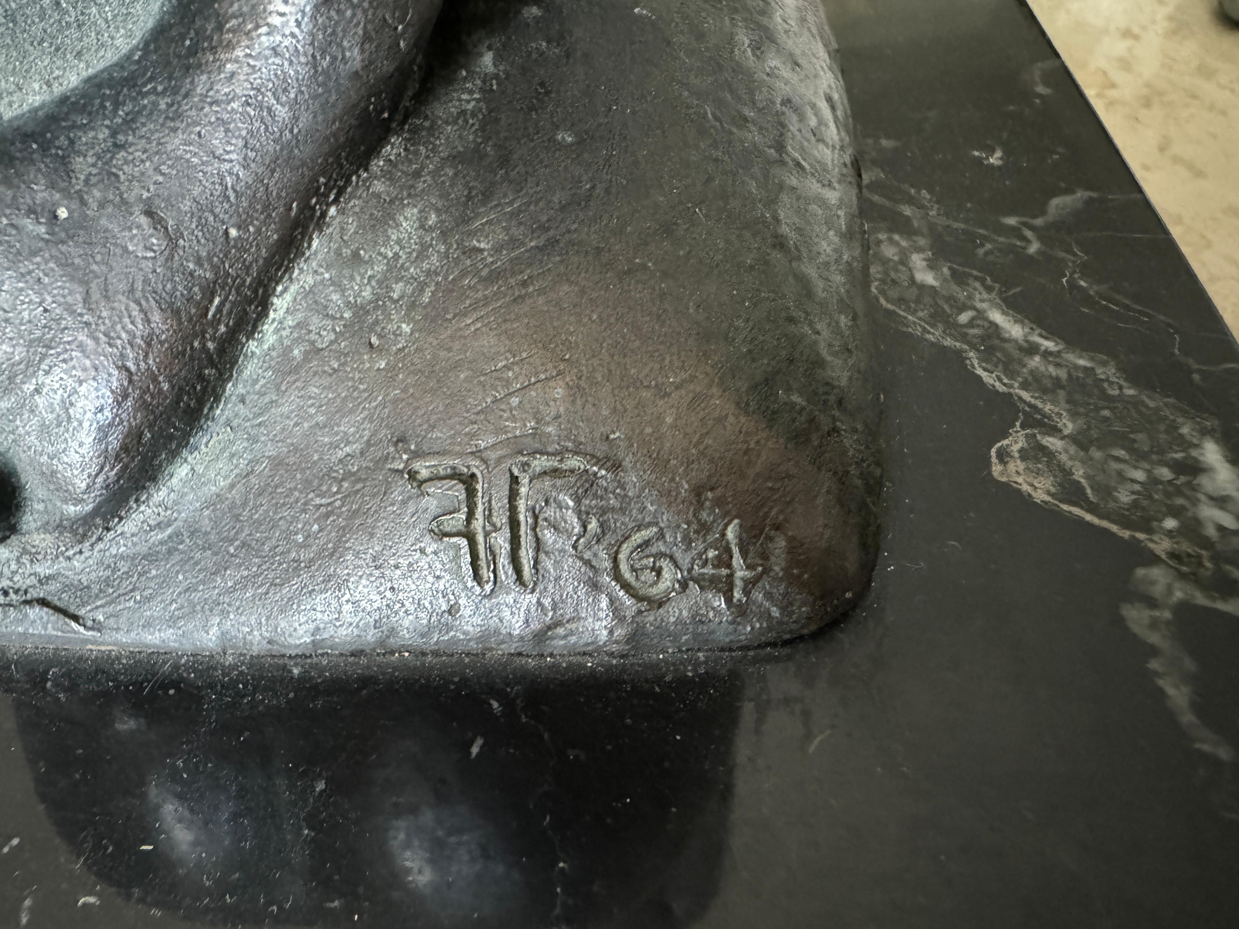 Figura de mujer desnuda arrodillada sobre la almohada.
Firmado ilegiblemente con iniciales, fechado '64 edición 1/3.
Bronce sobre base de mármol.