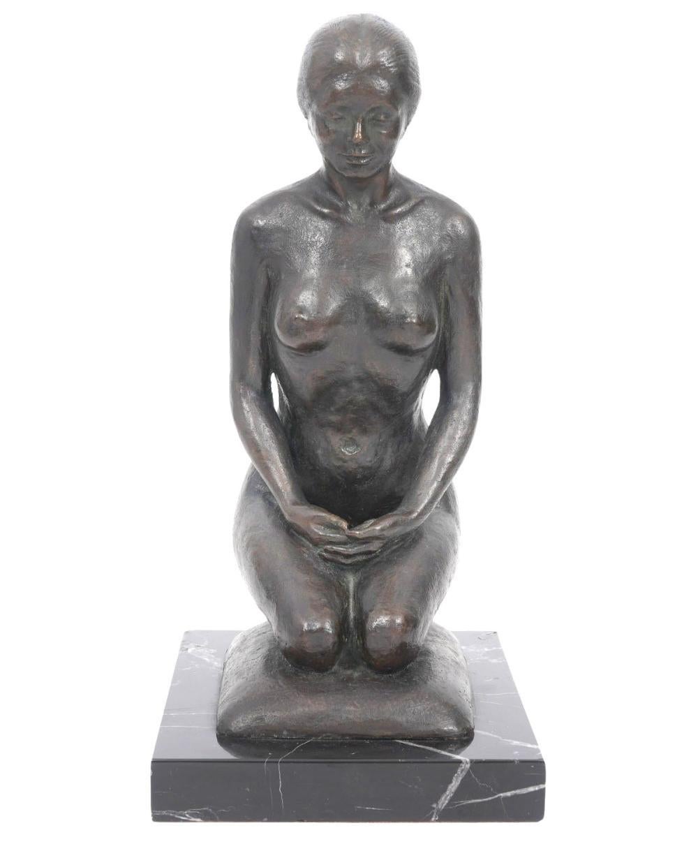 Figura De Mujer Desnuda De Rodillas Sobre La Almohada en venta 1