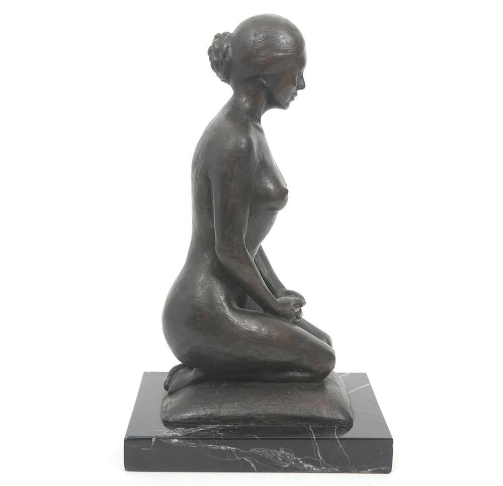 Figura De Mujer Desnuda De Rodillas Sobre La Almohada en venta 3