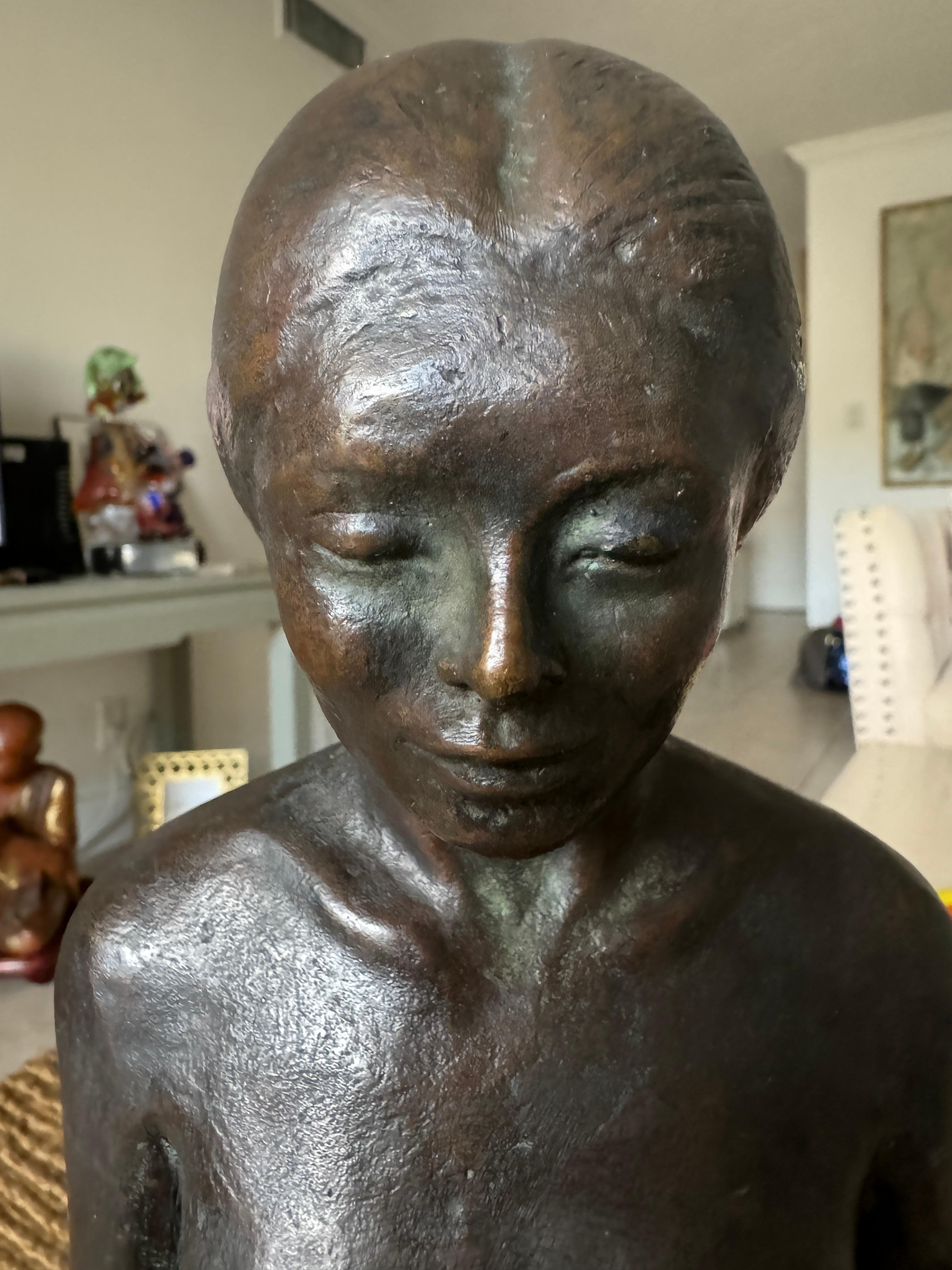 Figura De Mujer Desnuda De Rodillas Sobre La Almohada en venta 4