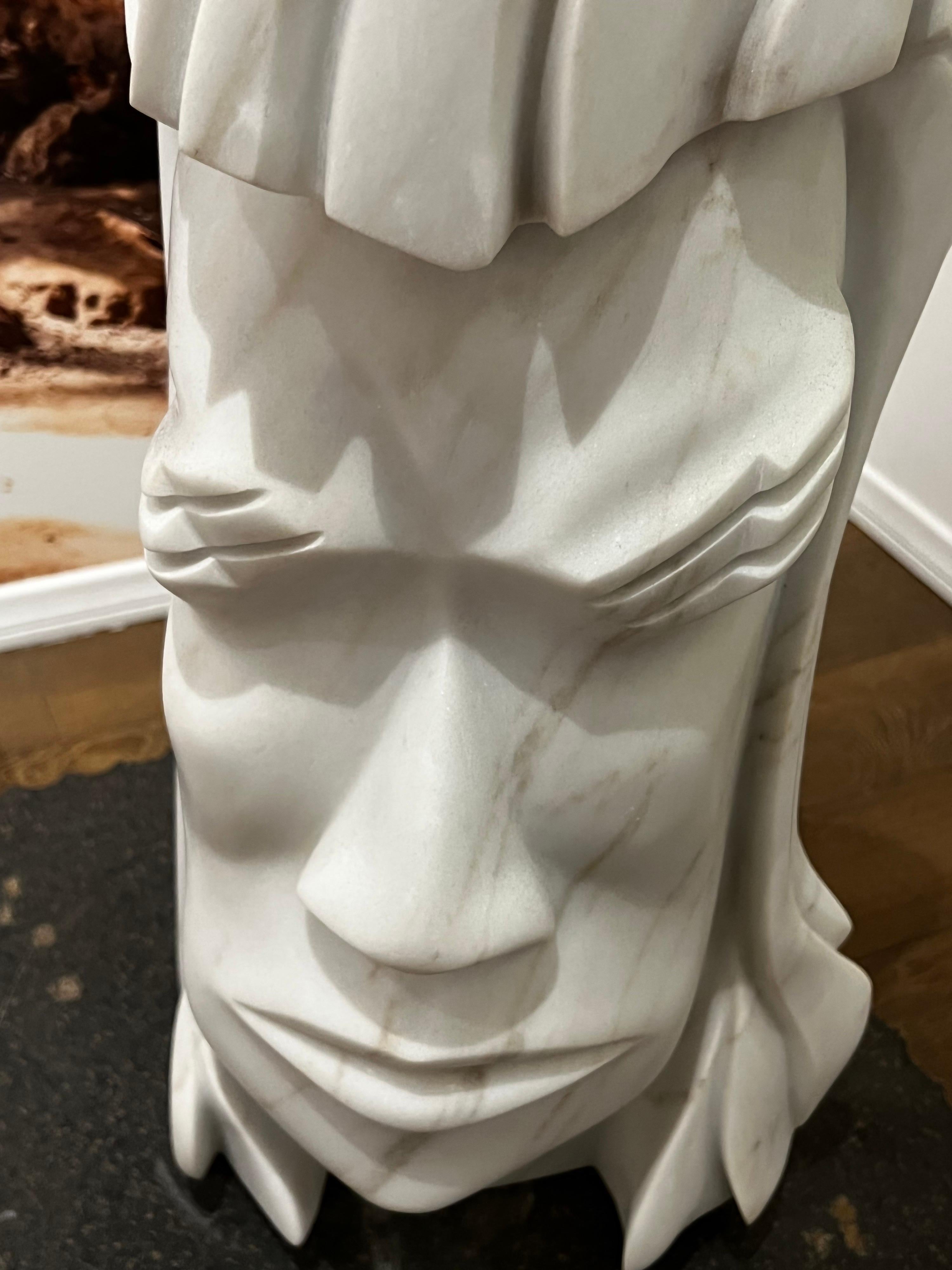 HERMANA OBAKE, sin firmar, fecha desconocida-siglo XX. Son esculturas pesadas de mármol blanco de Yule. La escultura se separa de la base y se asienta sobre un rectángulo de mármol negro sin pulir. La escultura tiene un acabado sedoso, a excepción