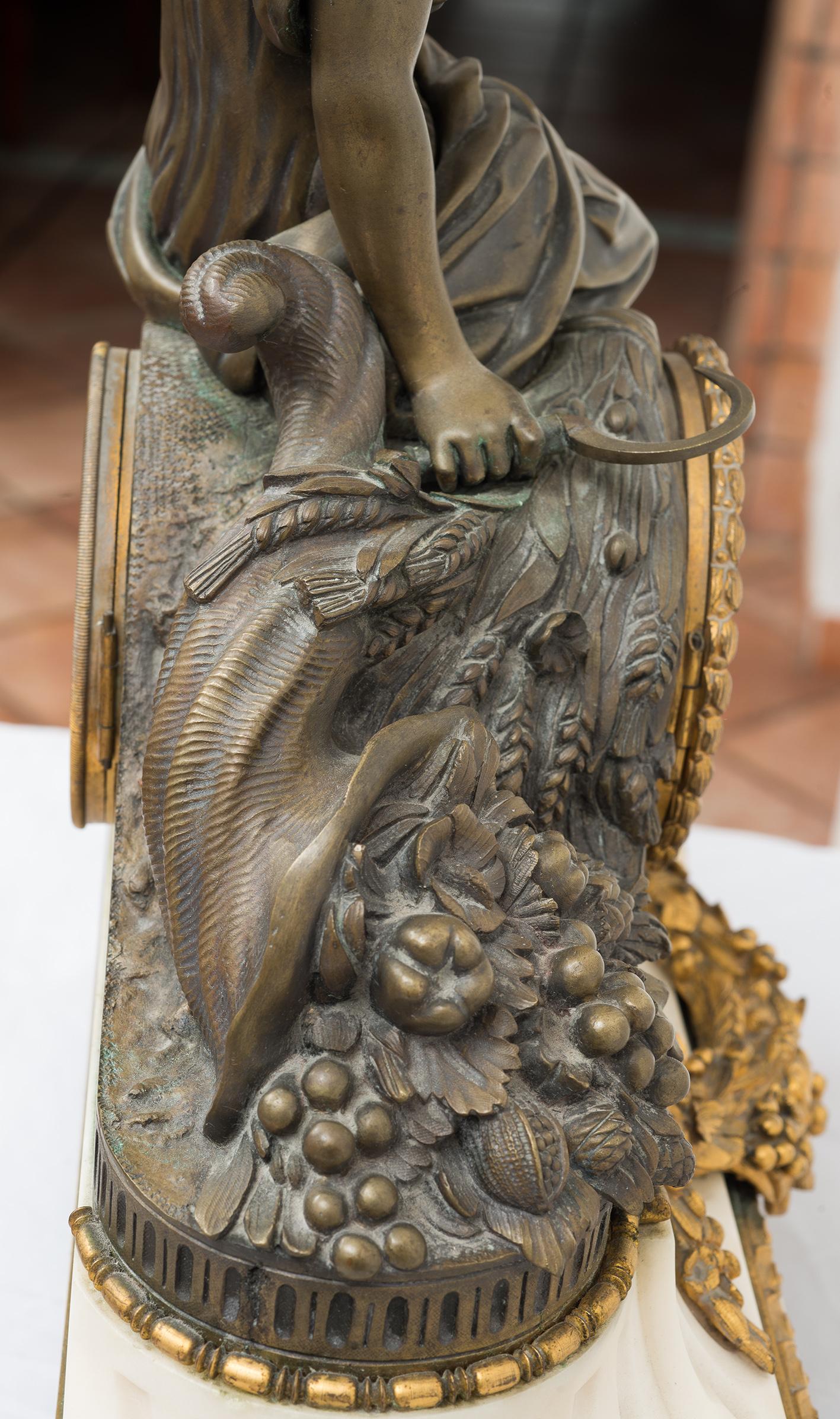 Orologio Napoleone III Francese in bronzo dorato e bronzo patinato appartenente alla seconda metà del XIX secolo.

La base in marmo bianco statuario è adornata con delle applicazioni in bronzo dorato a motivo floreale e poggia su piedi circolari
