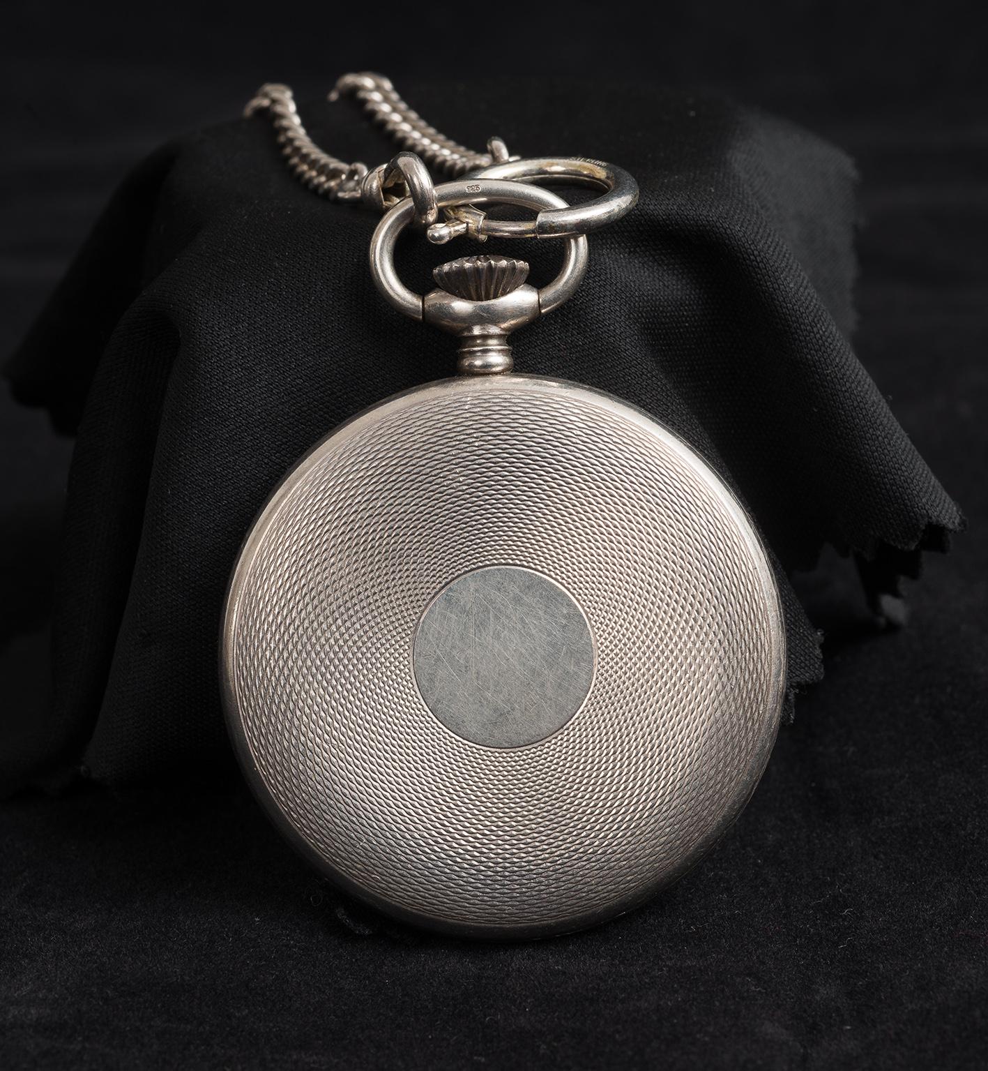 Orologio da tasca antico in argento con catena originale. Francia XX secolo. - Silver Figurative Sculpture by Unknown