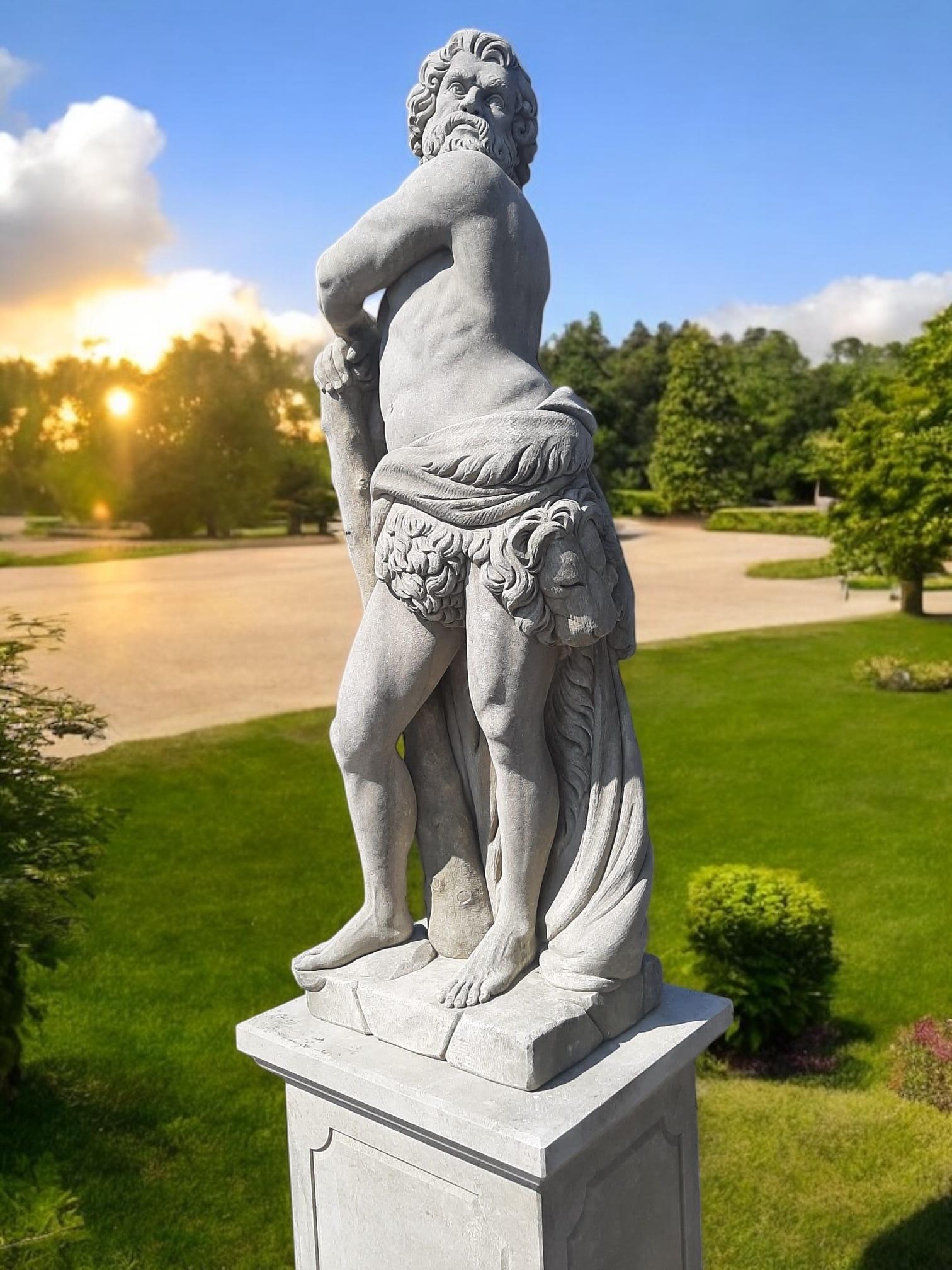 Sculptures de jardin italiennes en pierre du sujet mythologique d'Hercule - Marron Figurative Sculpture par Unknown