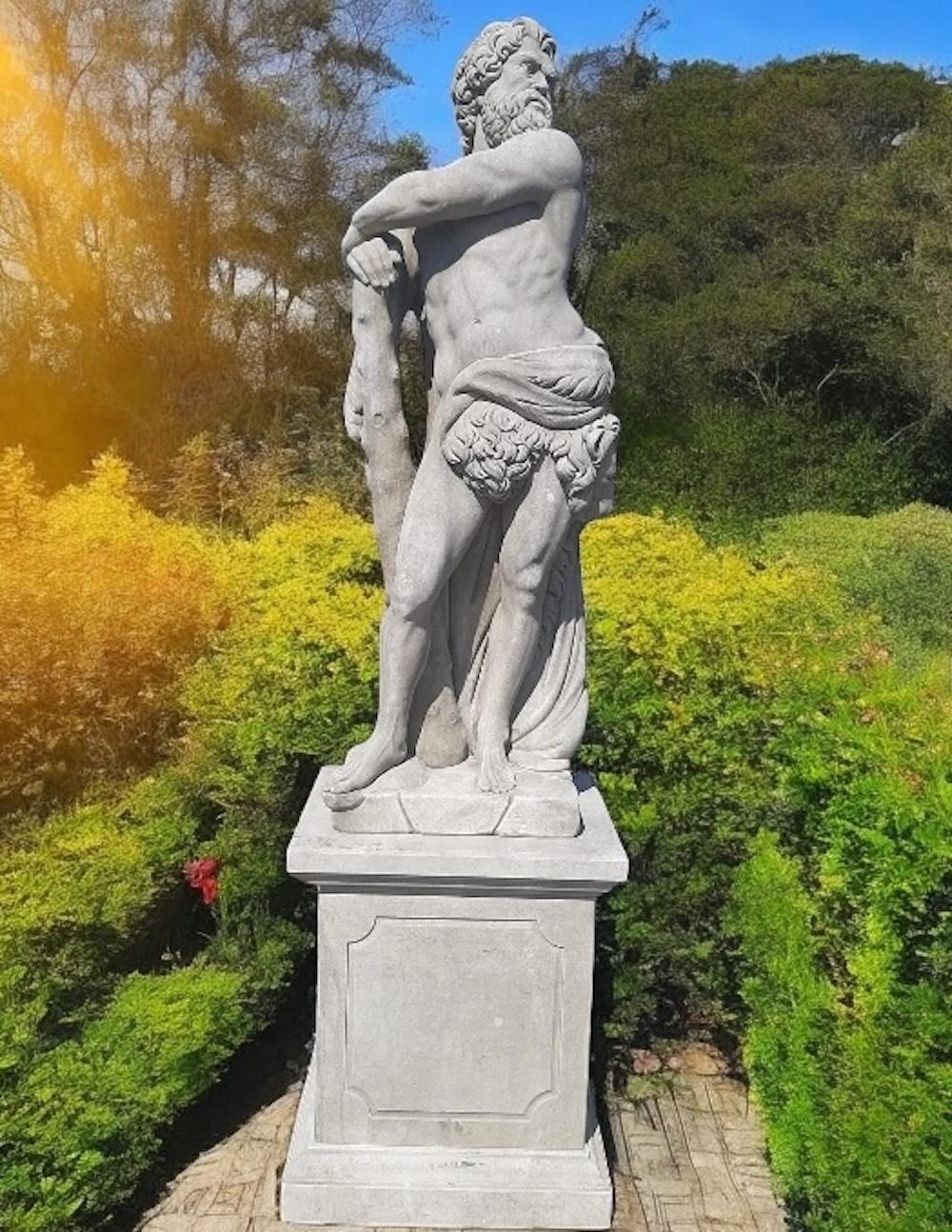 Figurative Sculpture Unknown - Sculptures de jardin italiennes en pierre du sujet mythologique d'Hercule
