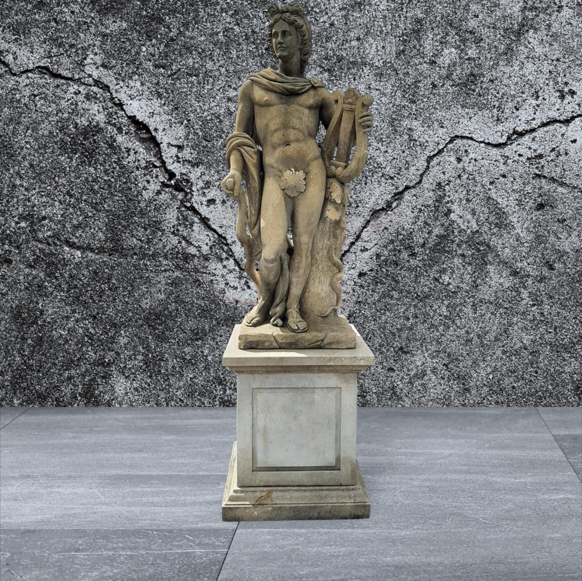 
Tema mitológico finamente tallado en piedra caliza de Vicenza de Apolo en Excelente estado procedente de una finca del Véneto. Decoración intemporal para tu interior o jardín. 
Medidas: Estatuas cm 180, base cm 85.
 