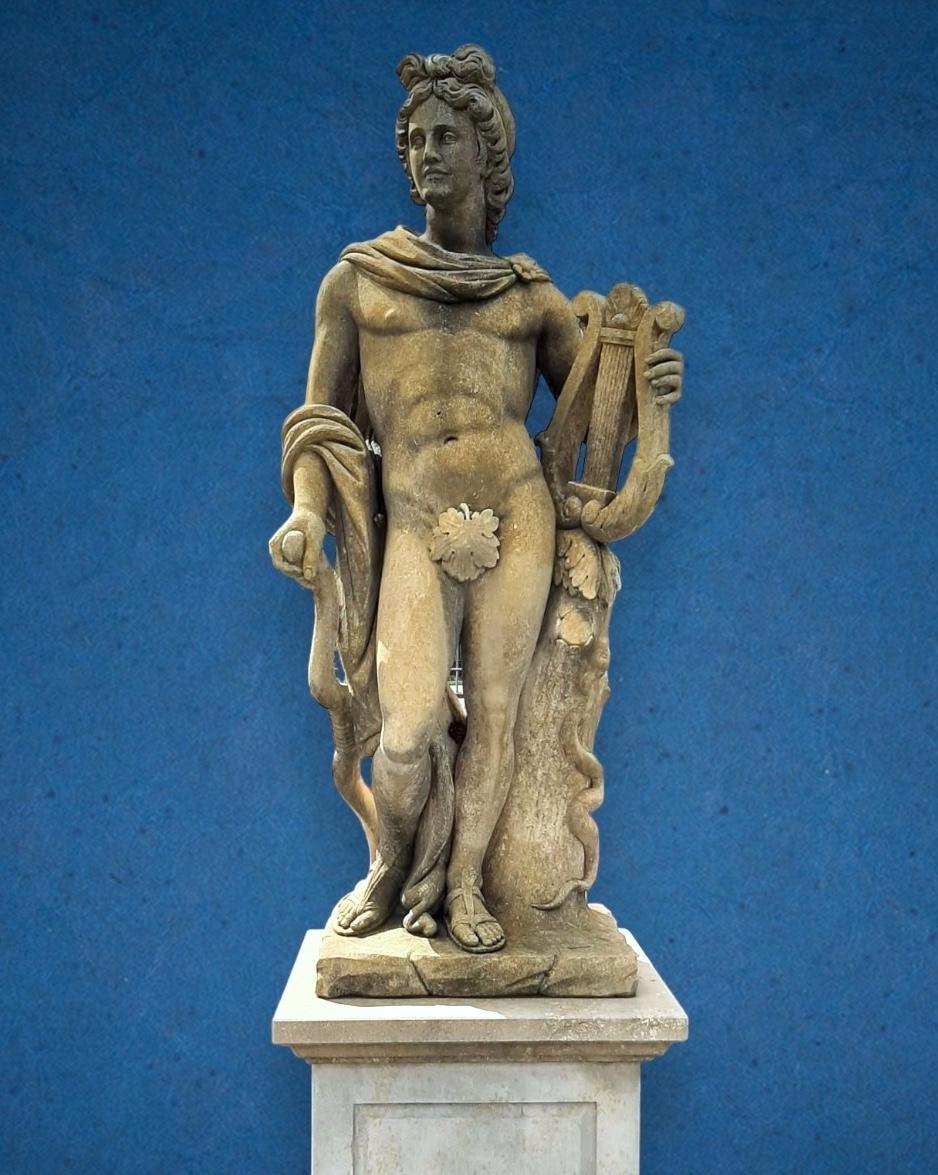 Figurative Sculpture Unknown - Sculptures de jardin en pierre italiennes d'extérieur représentant le sujet mythologique romain d'Apollo