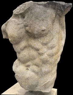 Scultura in pietra italiana da esterno raffigurante un torso classico con base