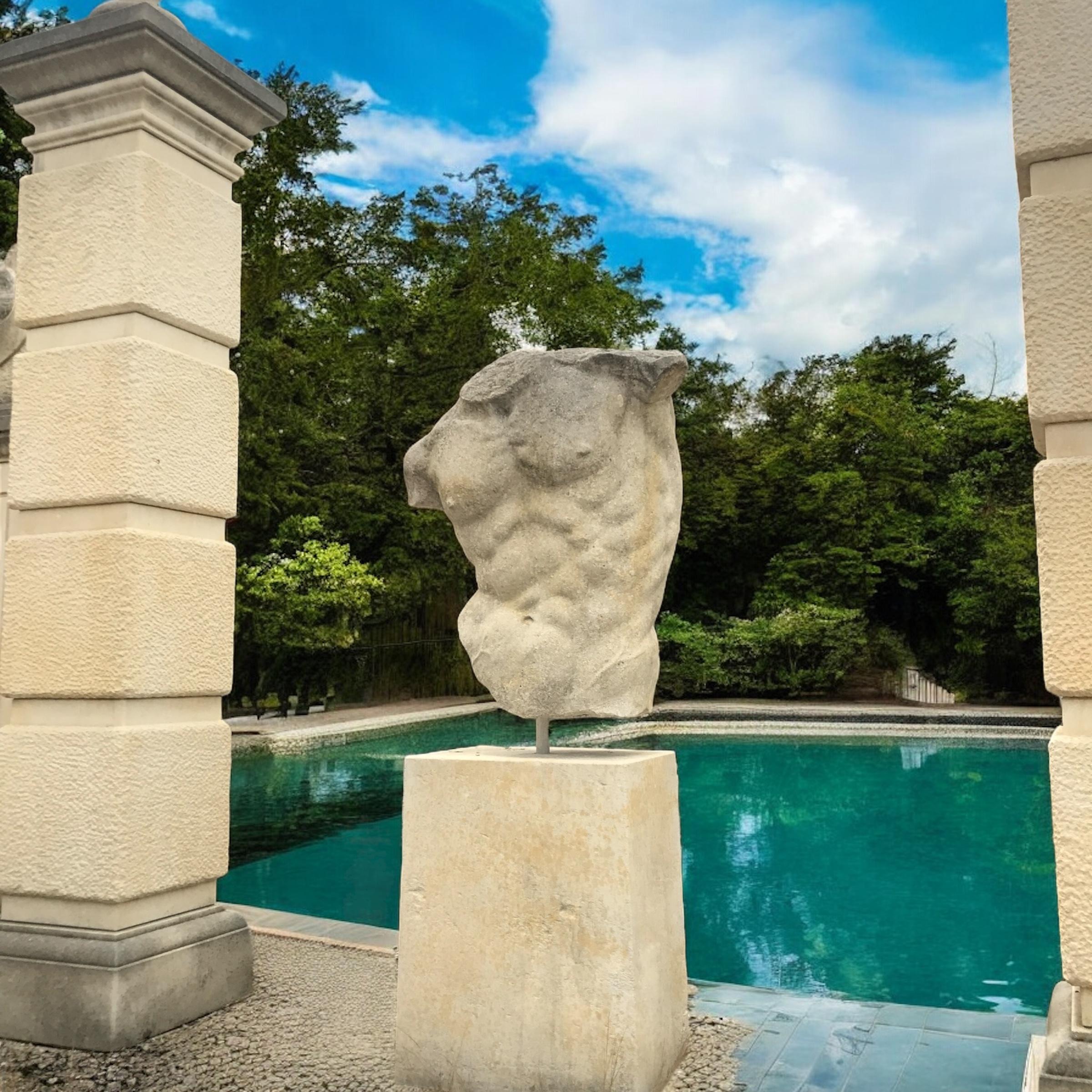 This reproduction of a classical Hellenistic sculpture, a timeless piece for interior and a garden decoration.
Measurement: Torso cm 100 base cm 70.
