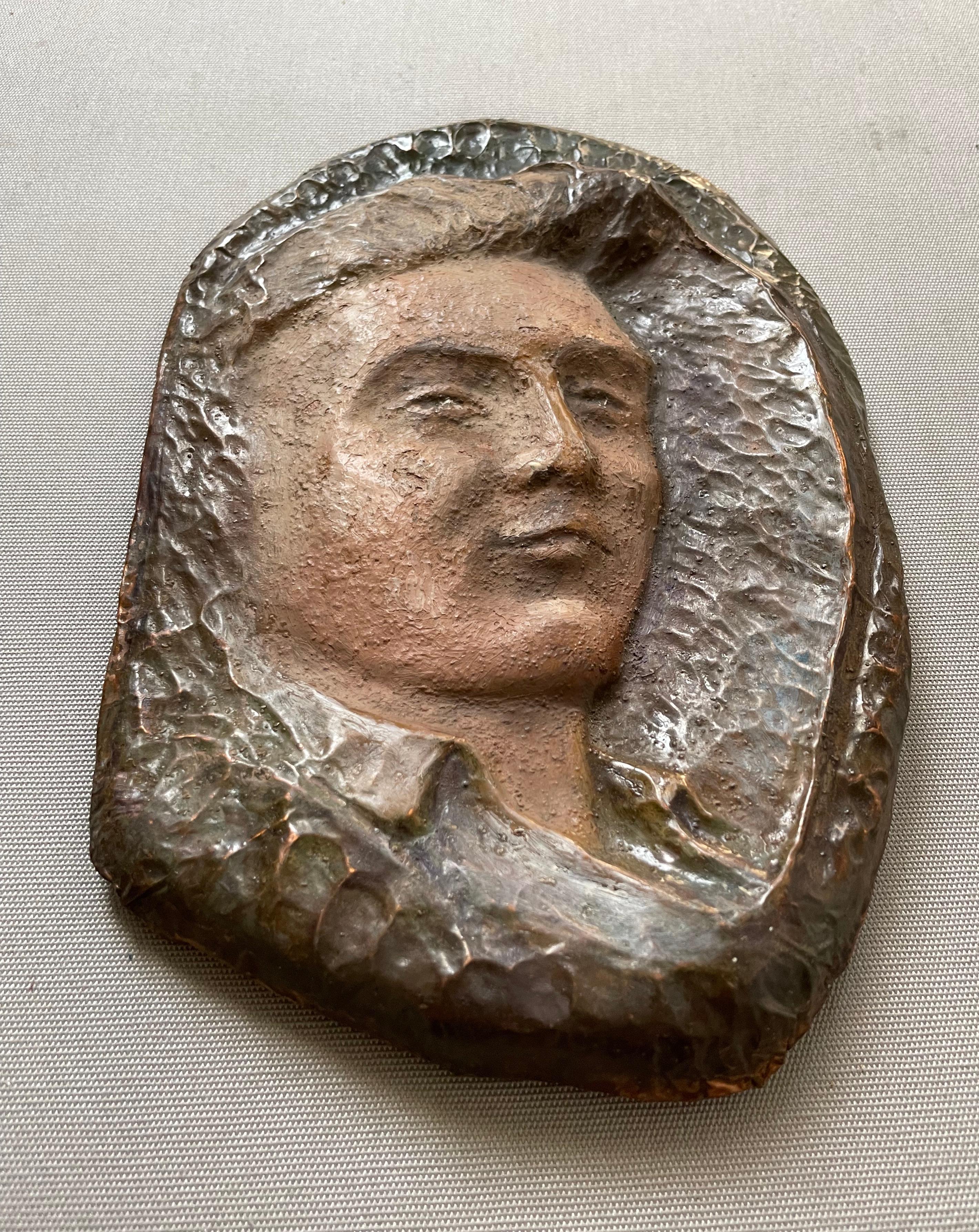 Curious relief in patinated and painted copper, late 19th or early 20th century.
It is filled at the back with plaster and tow.
The plaster reinforcement is split, which does not affect the good condition of the work.
23 x 15 cm