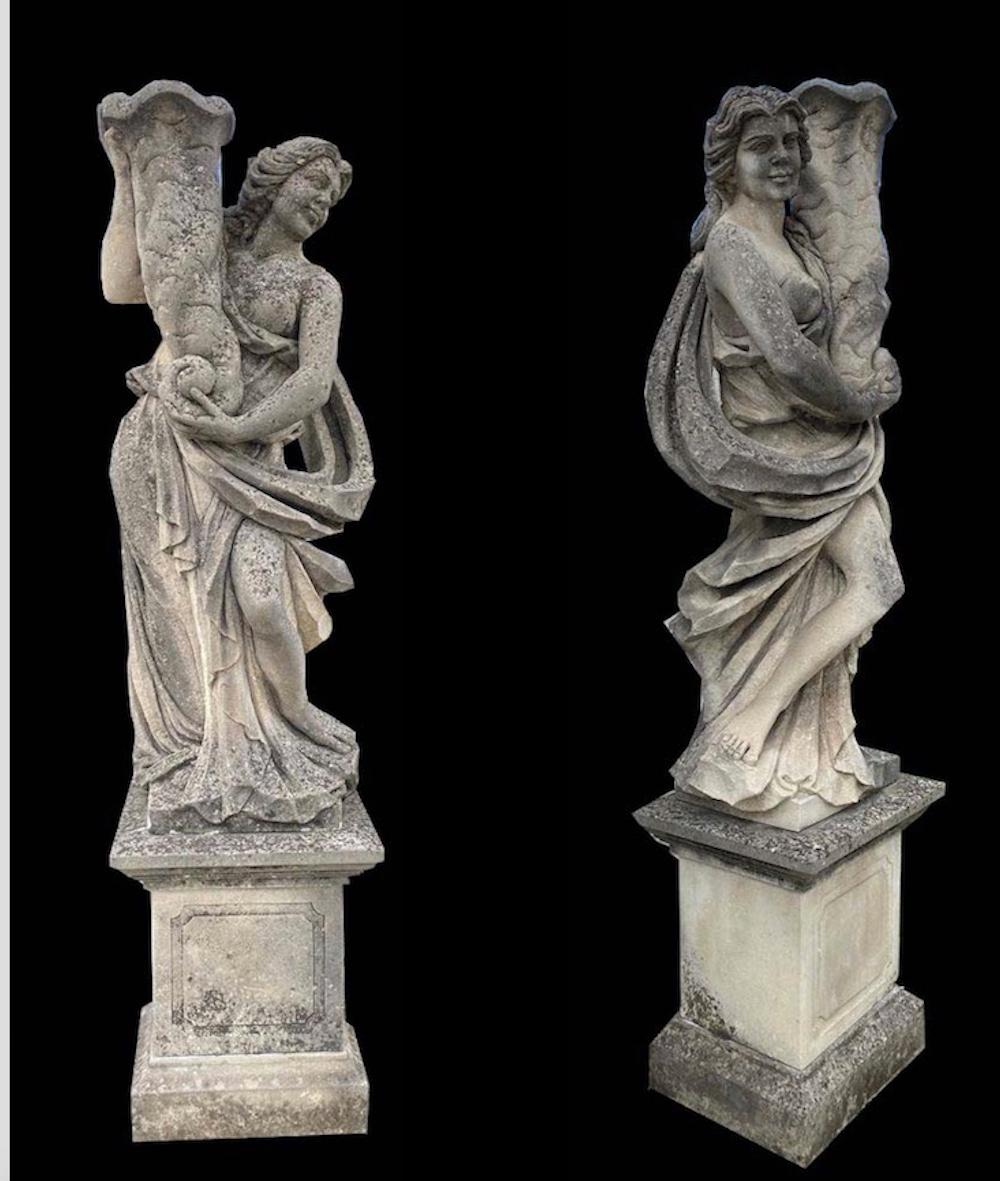 Paar italienische Garten-Skulpturen aus Kalkstein mit Füllhorn (Schwarz), Figurative Sculpture, von Unknown