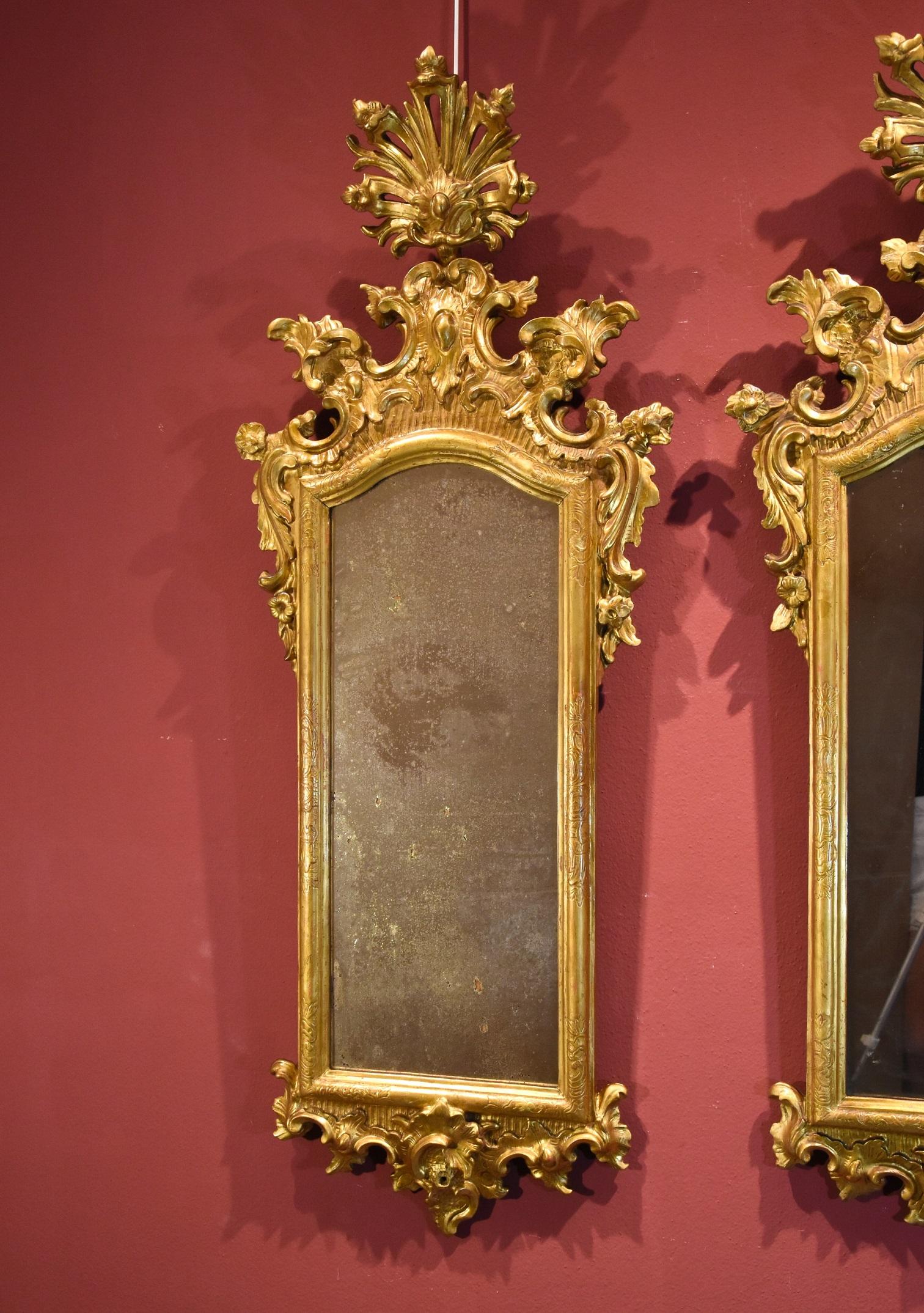 Antichità Castelbarco SRLS est fière de présenter :

Paire de miroirs (Italie, Venise) 18e siècle

Bois sculpté et doré
Miroir ancien en verre argenté au mercure
Dimensions Maximum : Hauteur cm. 129, Largeur cm. 50

Paire de miroirs Louis XV de