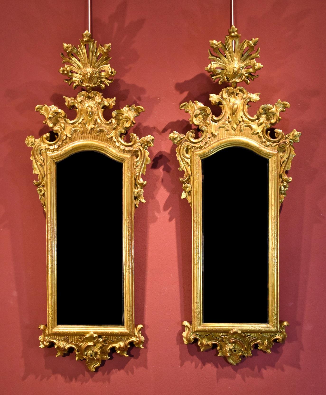 Paire de miroirs de Venise du 18ème siècle de hauteur, 130 cm en bois et verre doré - Sculpture de Unknown
