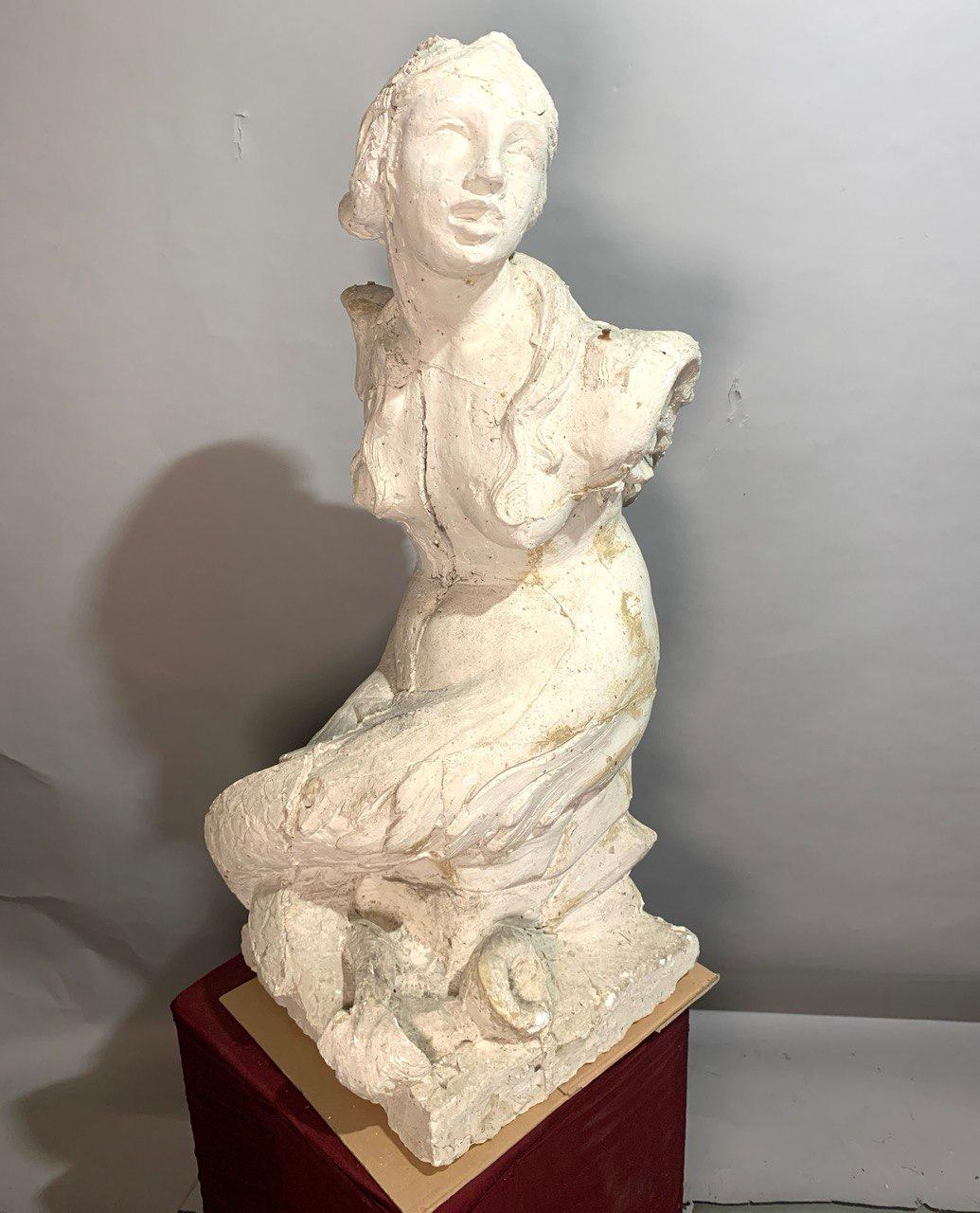 Paire de sculptures baroques à figures de scagliola du XVIIe siècle - Sirenes à double queue en vente 5