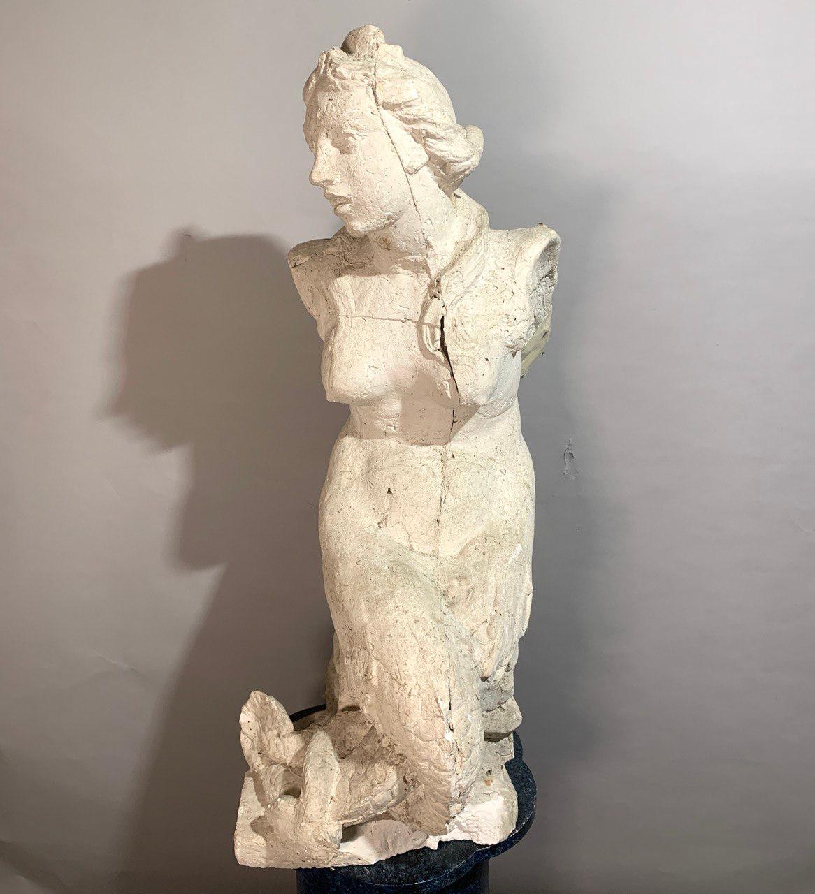 Paire de sculptures baroques à figures de scagliola du XVIIe siècle - Sirenes à double queue en vente 8