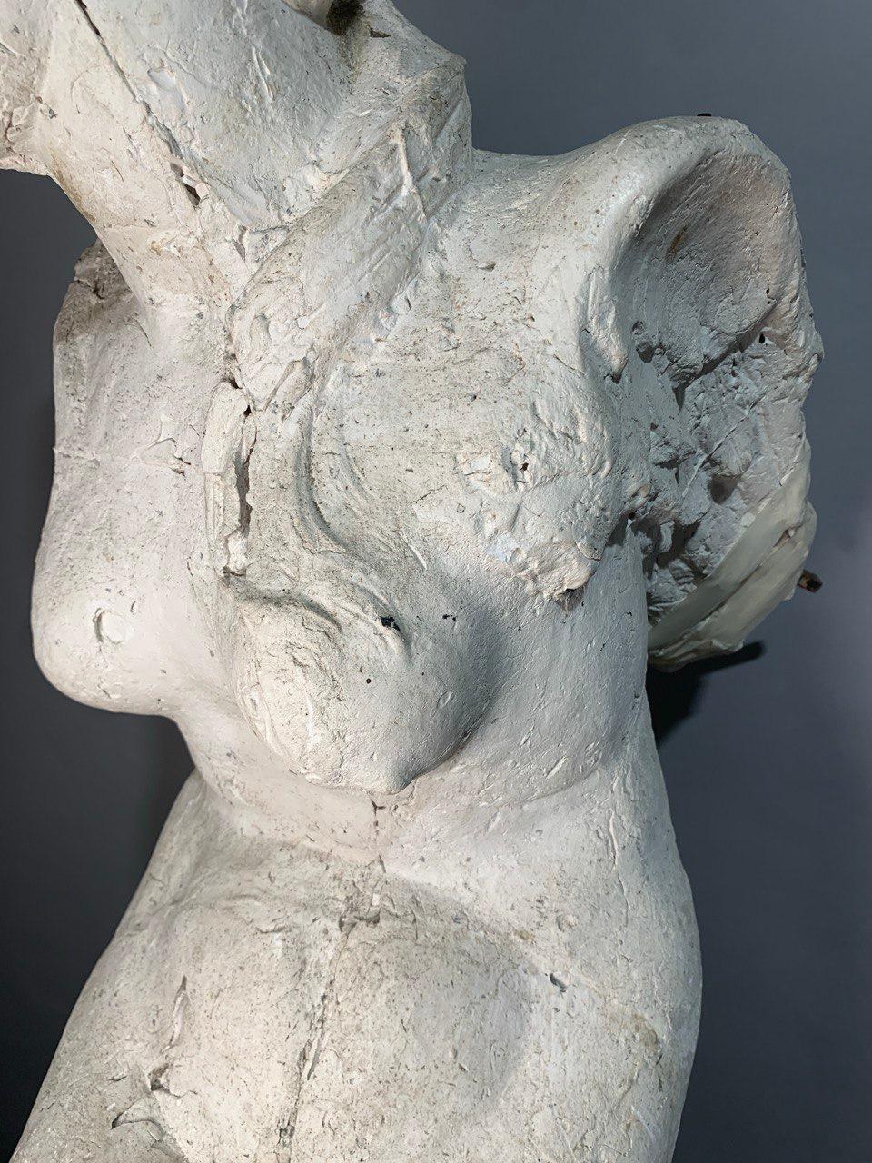 Paire de sculptures baroques à figures de scagliola du XVIIe siècle - Sirenes à double queue en vente 12