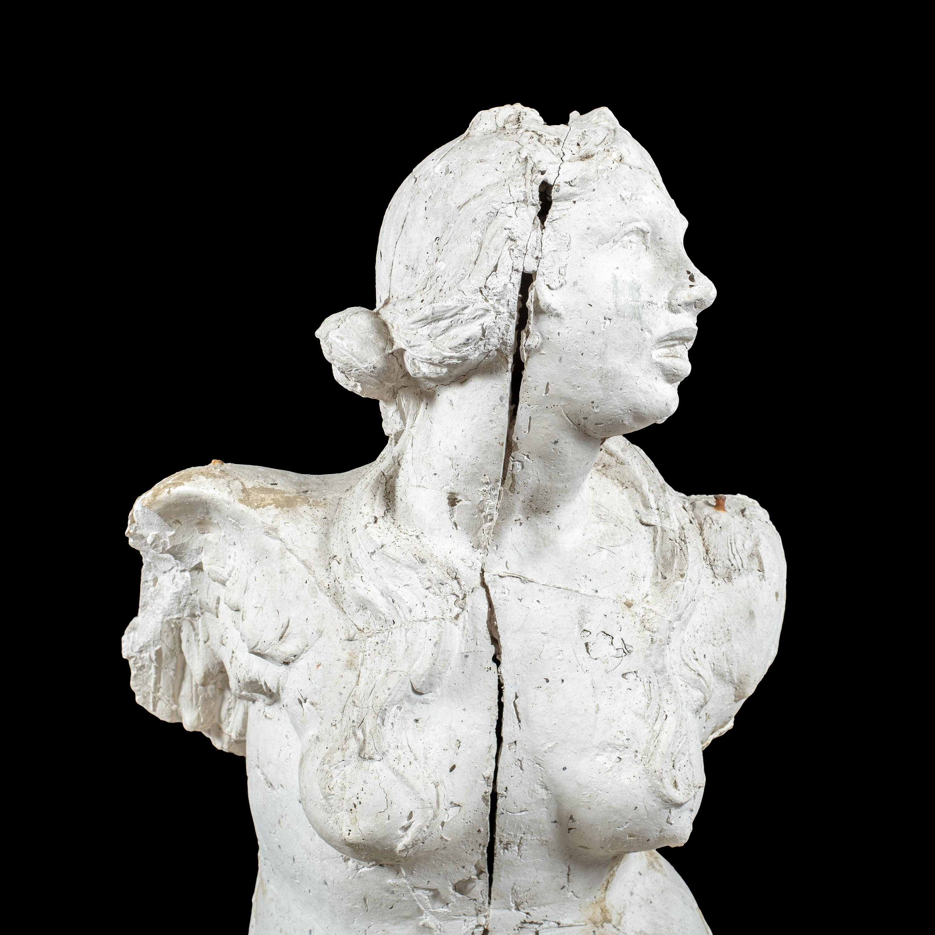 Paire de sculptures baroques à figures de scagliola du XVIIe siècle - Sirenes à double queue - Baroque Sculpture par Unknown