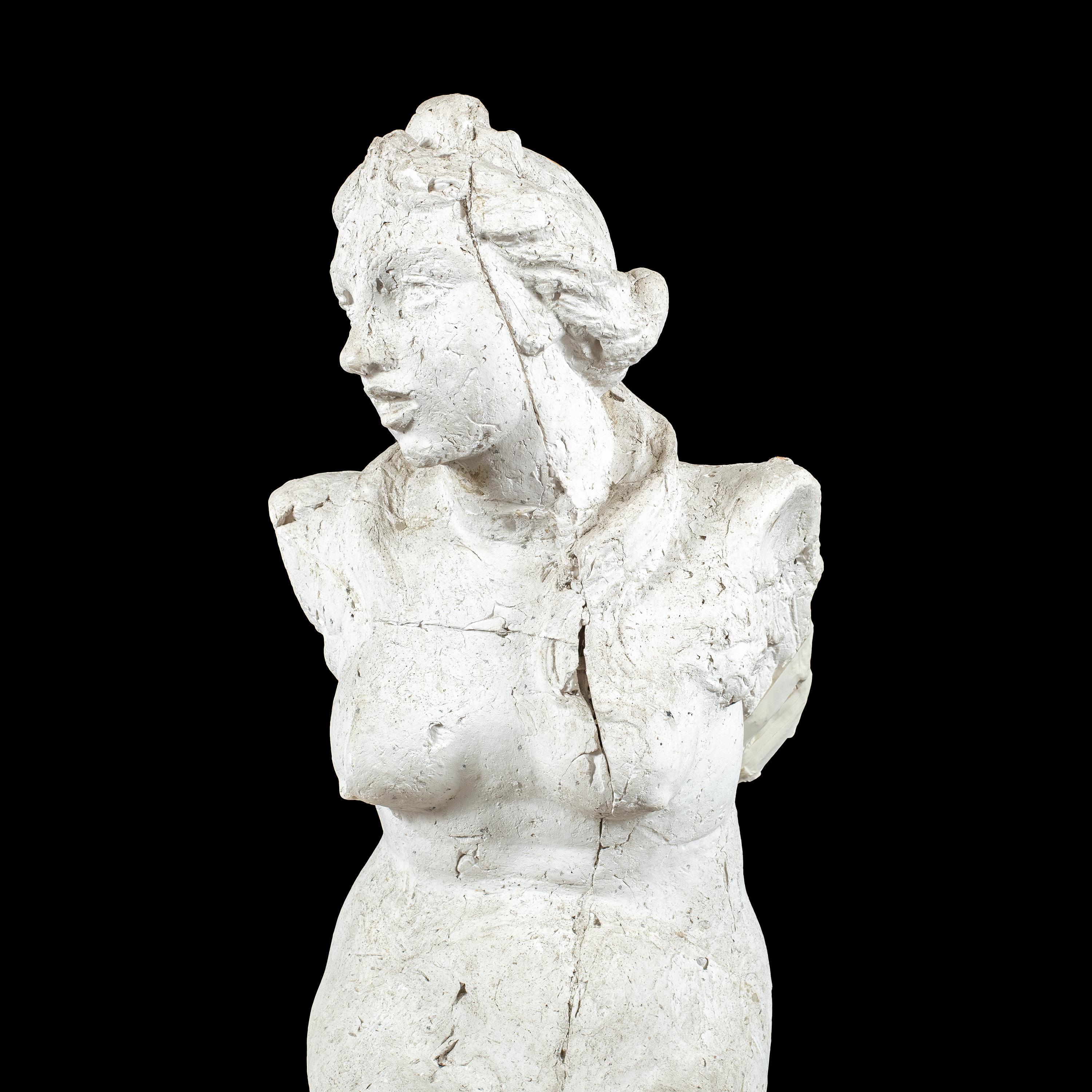 Paire de sculptures baroques à figures de scagliola du XVIIe siècle - Sirenes à double queue - Gris Figurative Sculpture par Unknown