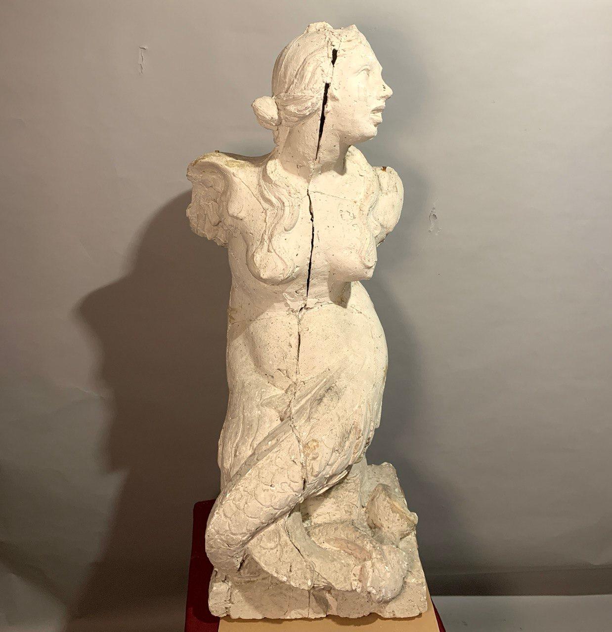 Paire de sculptures de scagliola - Sirenes ailées à double queue. Italie, XVIIe siècle.

60 x 45 x h 100 cm chacun.

Entièrement réalisées en scagliola, ces répliques sont des statues d'une villa baroque. Elles représentent une paire de sirènes
