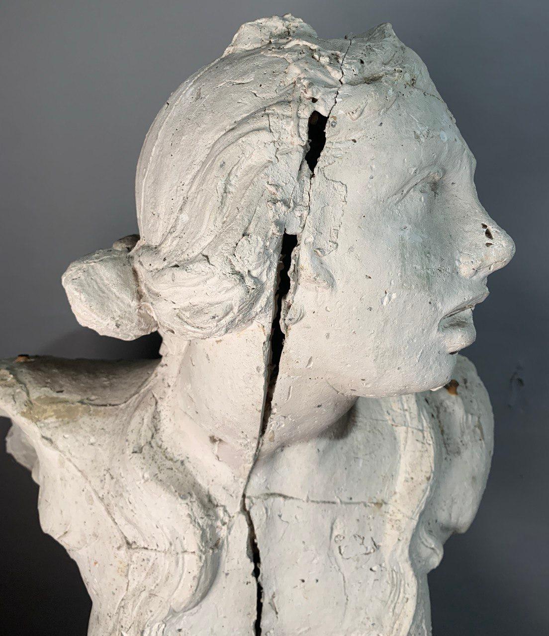 Paire de sculptures baroques à figures de scagliola du XVIIe siècle - Sirenes à double queue en vente 1