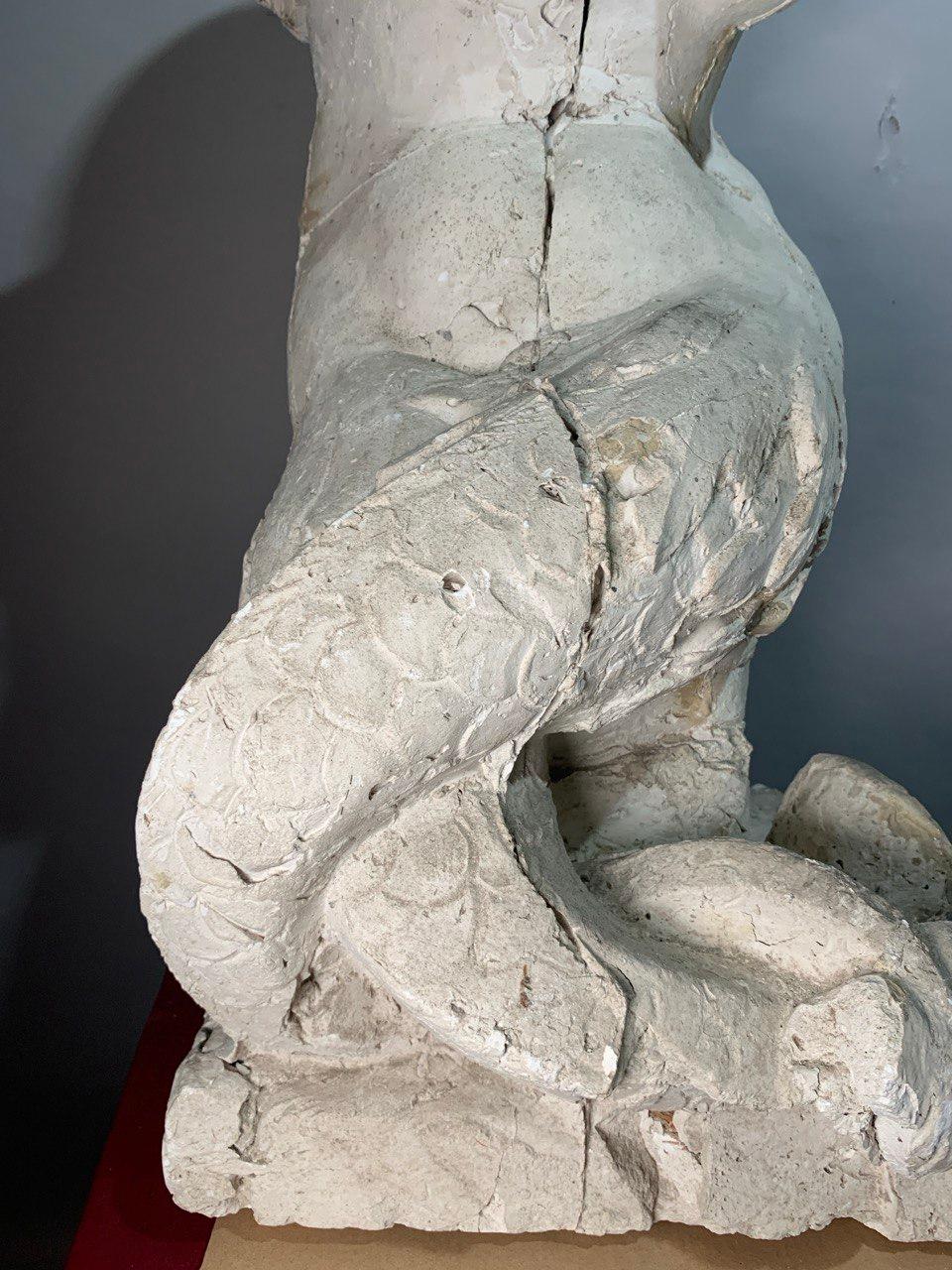 Paire de sculptures baroques à figures de scagliola du XVIIe siècle - Sirenes à double queue en vente 2