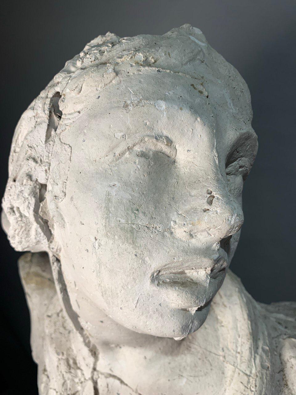 Paire de sculptures baroques à figures de scagliola du XVIIe siècle - Sirenes à double queue en vente 3