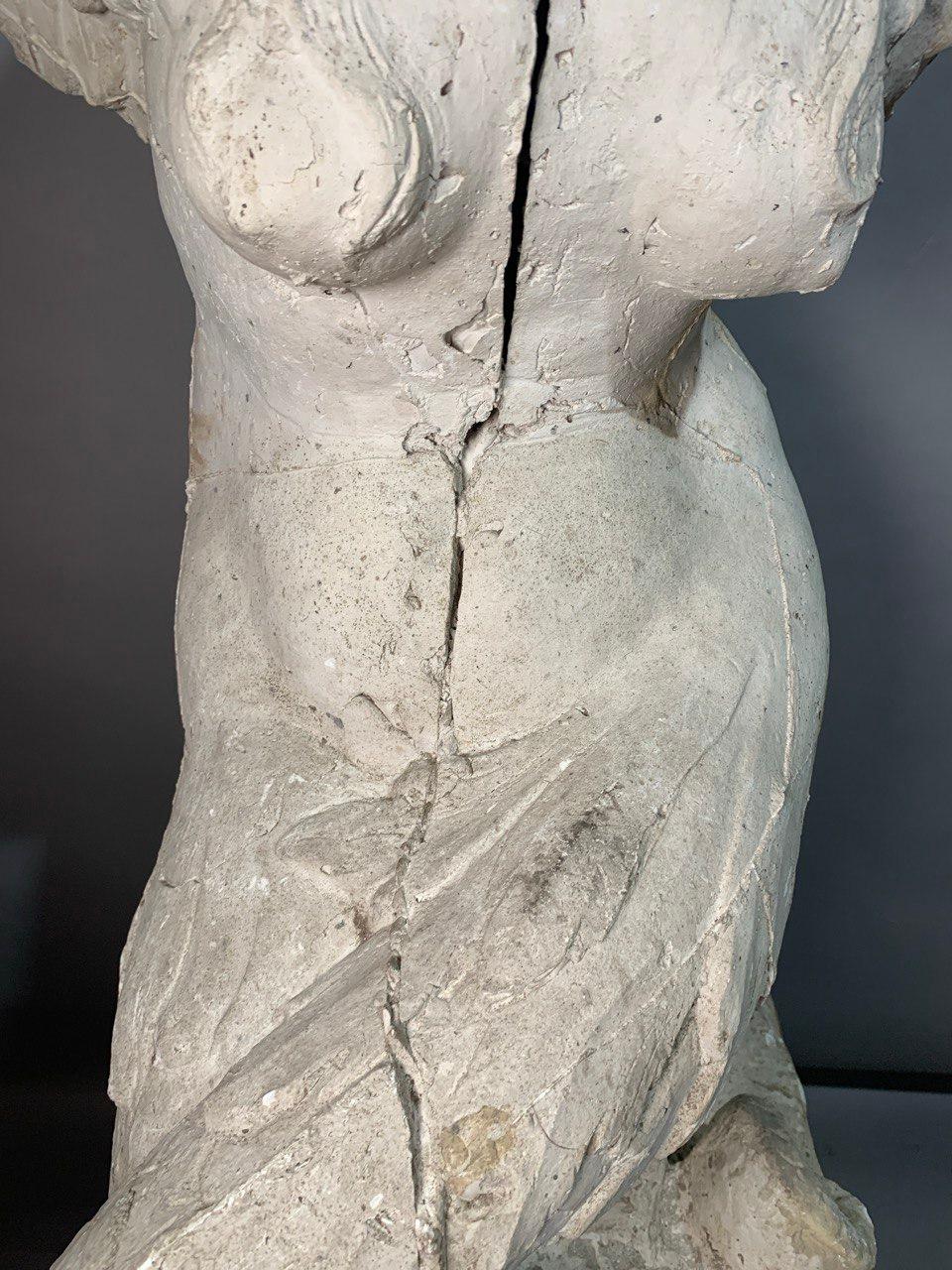 Paire de sculptures baroques à figures de scagliola du XVIIe siècle - Sirenes à double queue en vente 4