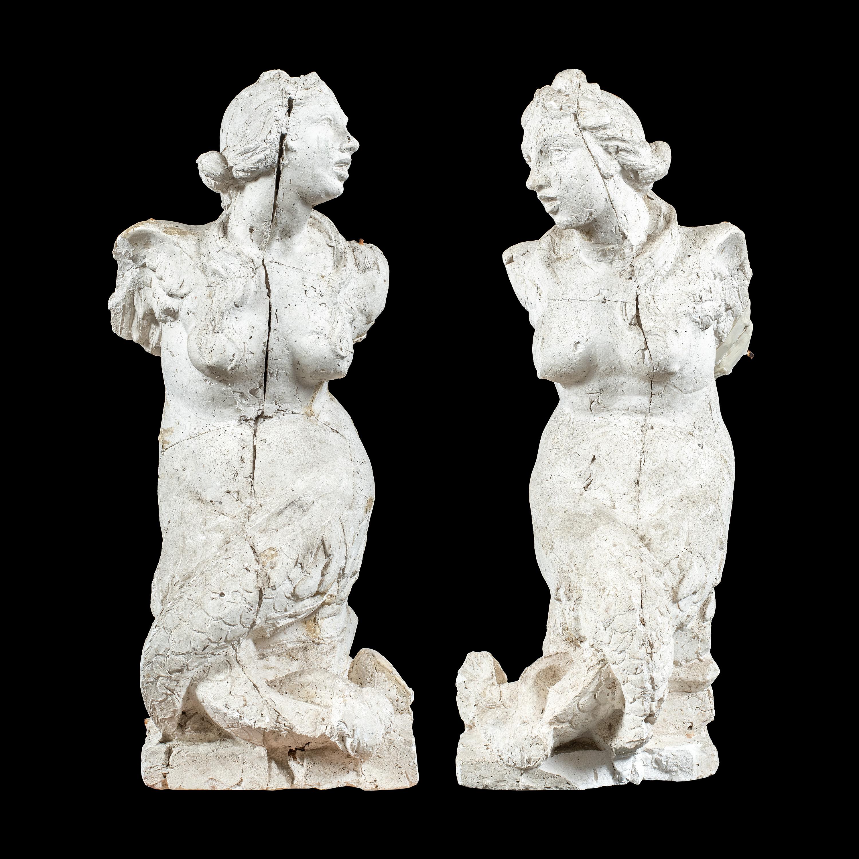 Figurative Sculpture Unknown - Paire de sculptures baroques à figures de scagliola du XVIIe siècle - Sirenes à double queue