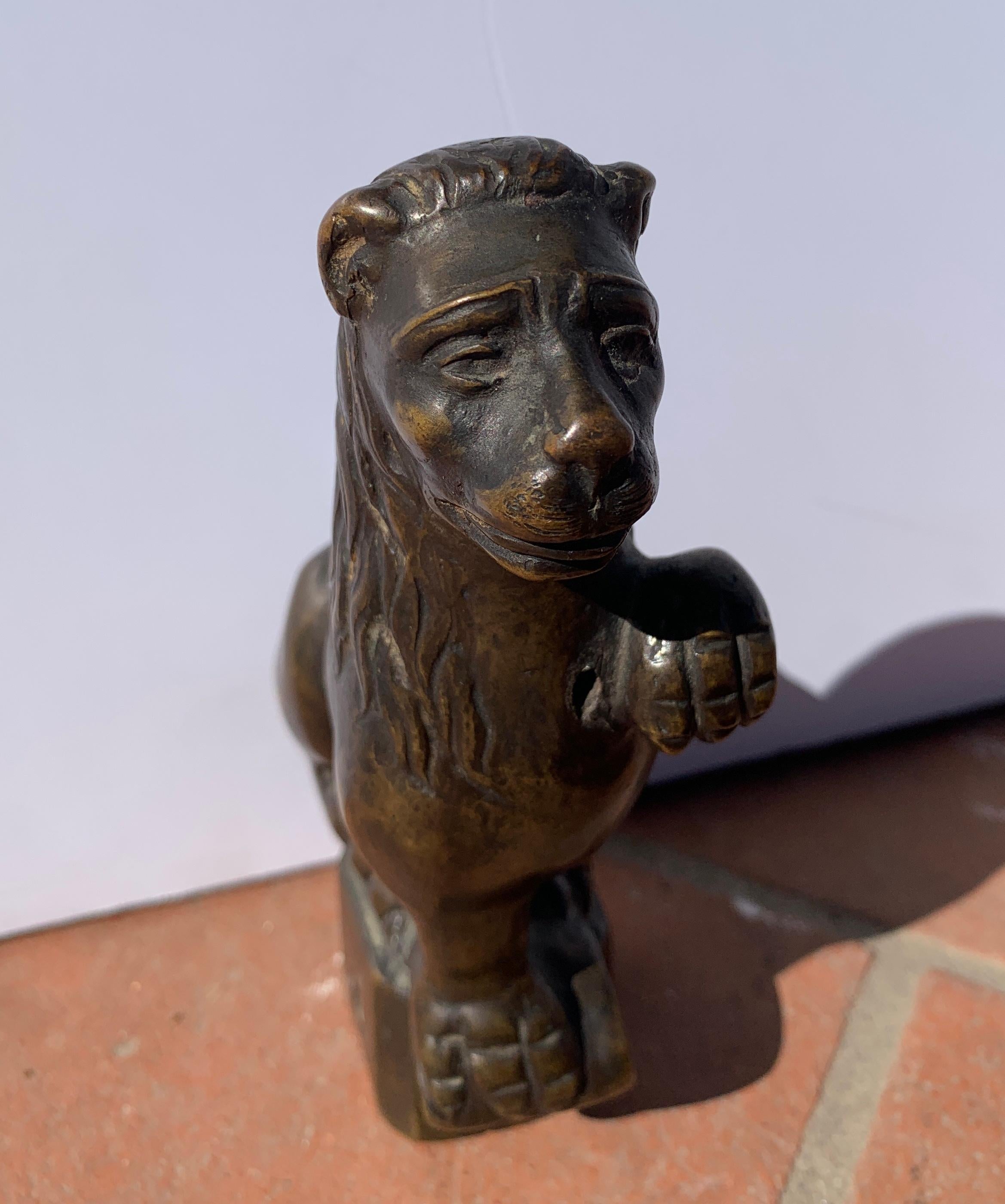 Pair of 18th century Renaissance style bronze sculptures - Lions For Sale 5