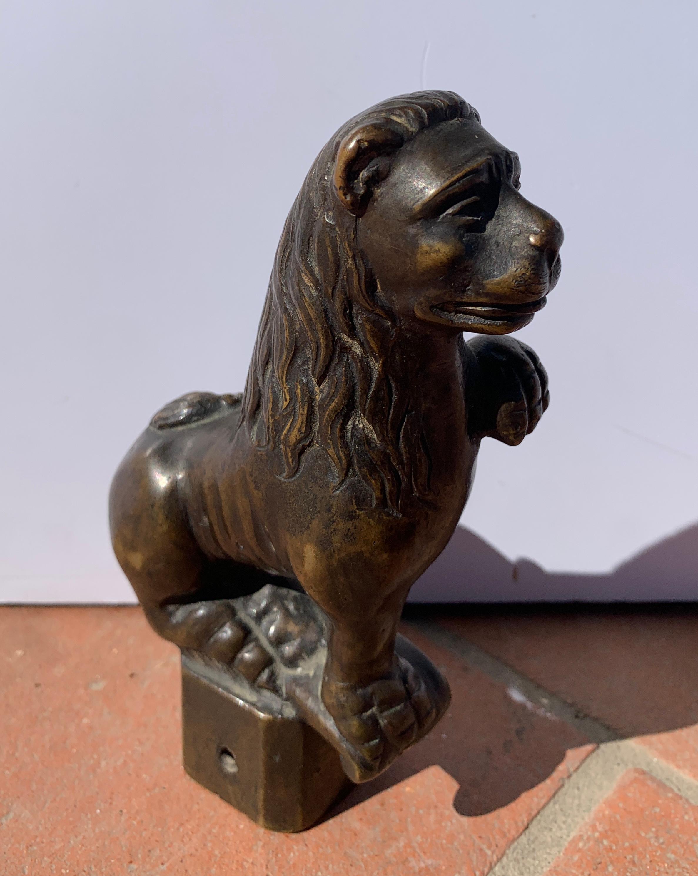 Pair of 18th century Renaissance style bronze sculptures - Lions For Sale 6