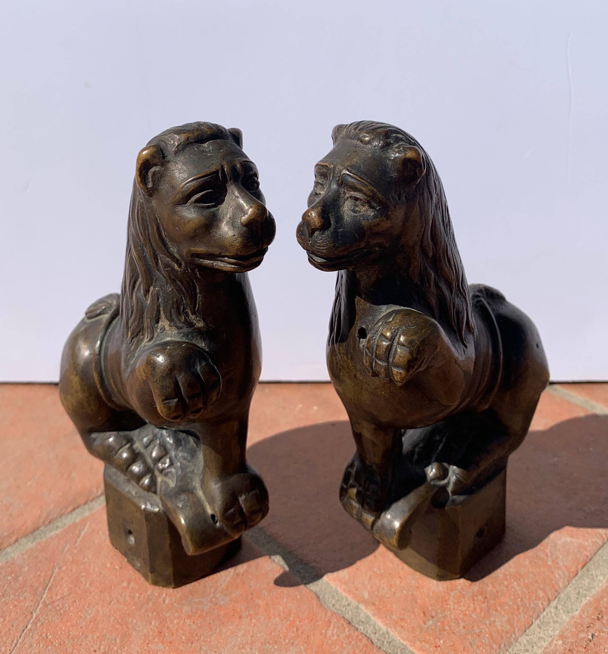 Pair of 18th century Renaissance style bronze sculptures - Lions For Sale 8
