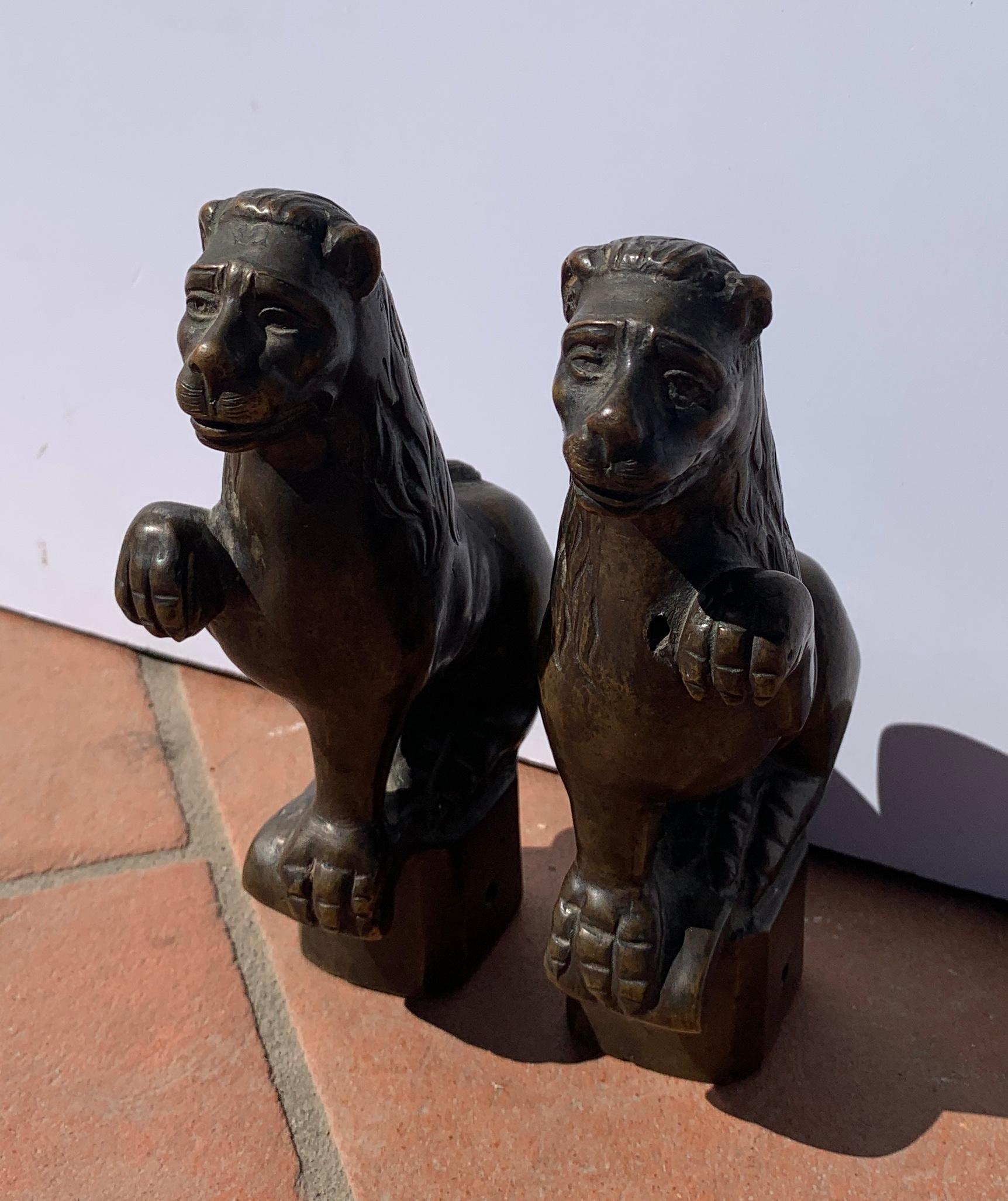 Pair of small bronze sculptures - Grotesque lions. Italy, 18th-19th century.

10 x 5 x h 17 cm.

Made entirely of patinated bronze in Renaissance style. Depicting two seated grotesque lion cubs.


- This item is sold with a certificate of