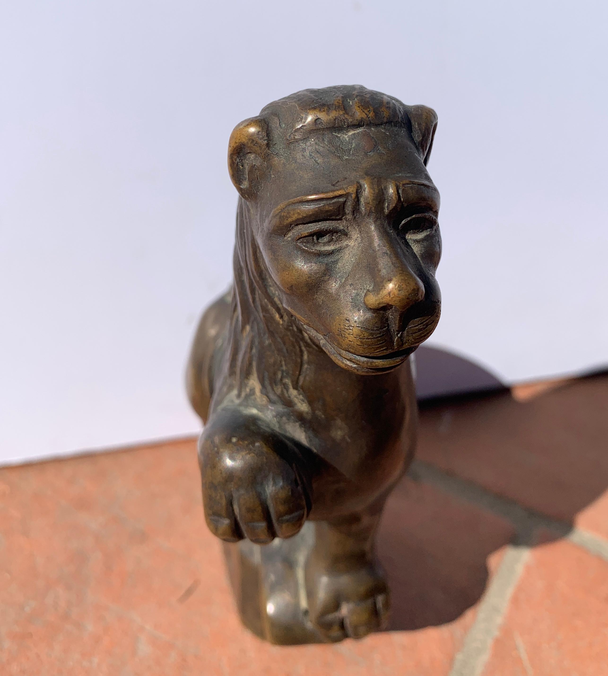Pair of 18th century Renaissance style bronze sculptures - Lions For Sale 1