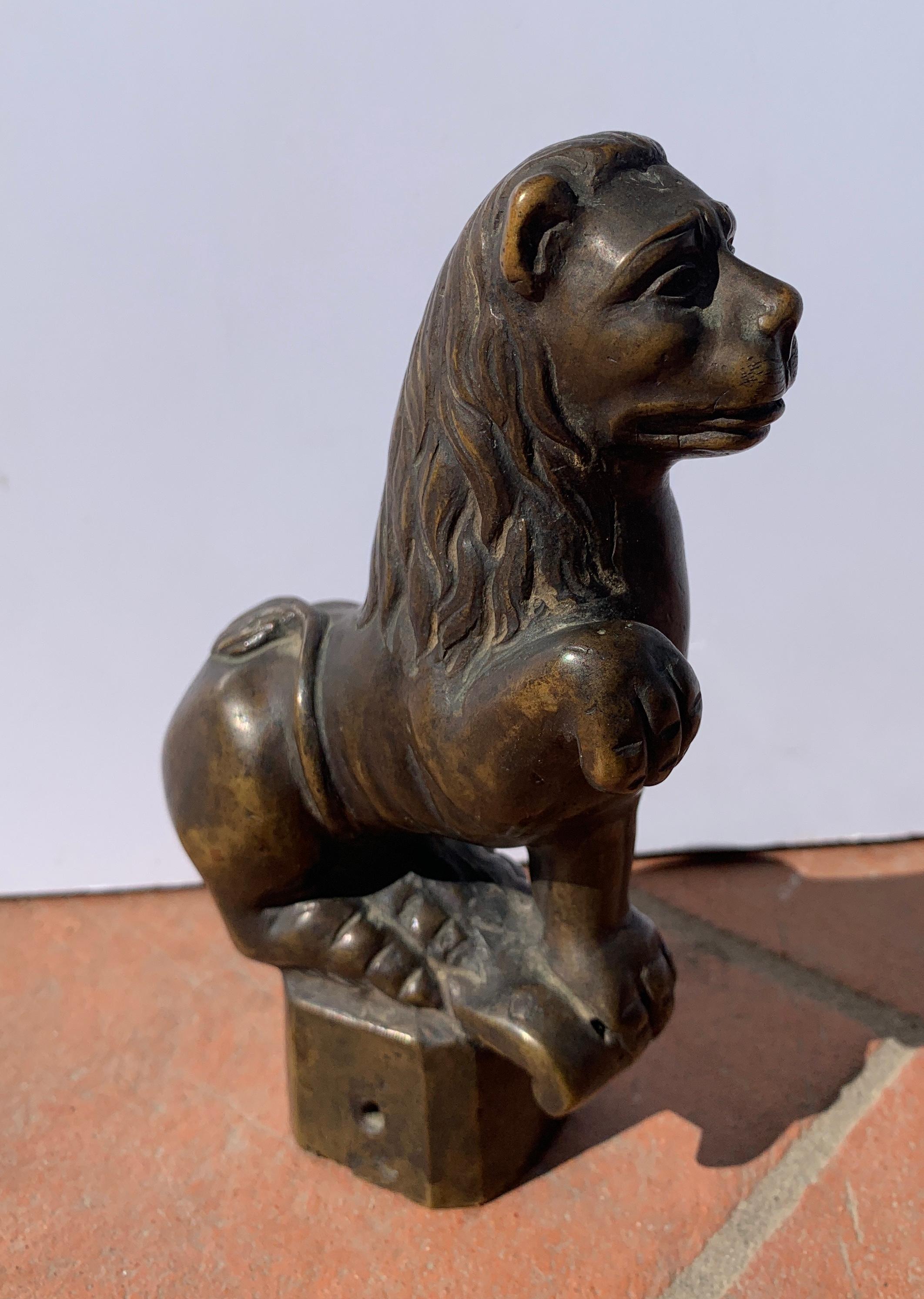 Pair of 18th century Renaissance style bronze sculptures - Lions For Sale 4