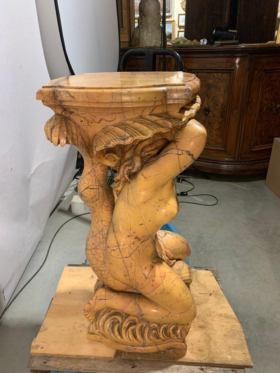 Paar Skulpturen aus gelbem Marmor mit Vasenhalter - Poseidon und Amphitrite. Italien, 19.-20. Jahrhundert.

44 x 44 x H 90 cm pro Stück.

Vollständig aus gelbem Marmor im Barockstil geschnitzt. Dargestellt sind Poseidon und Amphitrite, die eine