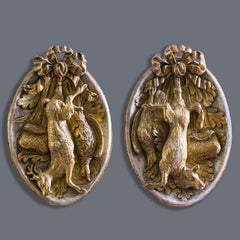 Paire de plaques de trophées de chasse en bois doré sculpté du 19ème siècle