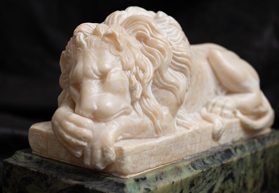 Paire de lions italiens en pierre d'albâtre d'après Antonio Canova ; milieu du 19ème siècle  - Sculpture de Unknown