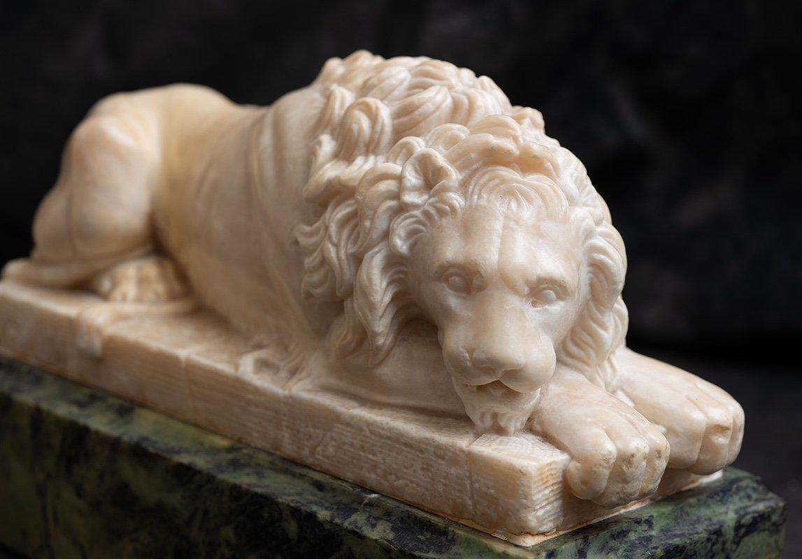 Paire de lions italiens en pierre d'albâtre d'après Antonio Canova ; milieu du 19ème siècle  - École italienne Sculpture par Unknown