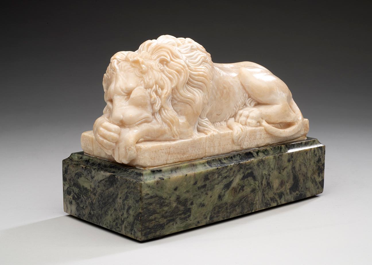 Paire de lions italiens en pierre d'albâtre d'après Antonio Canova ; milieu du 19ème siècle  - Noir Figurative Sculpture par Unknown