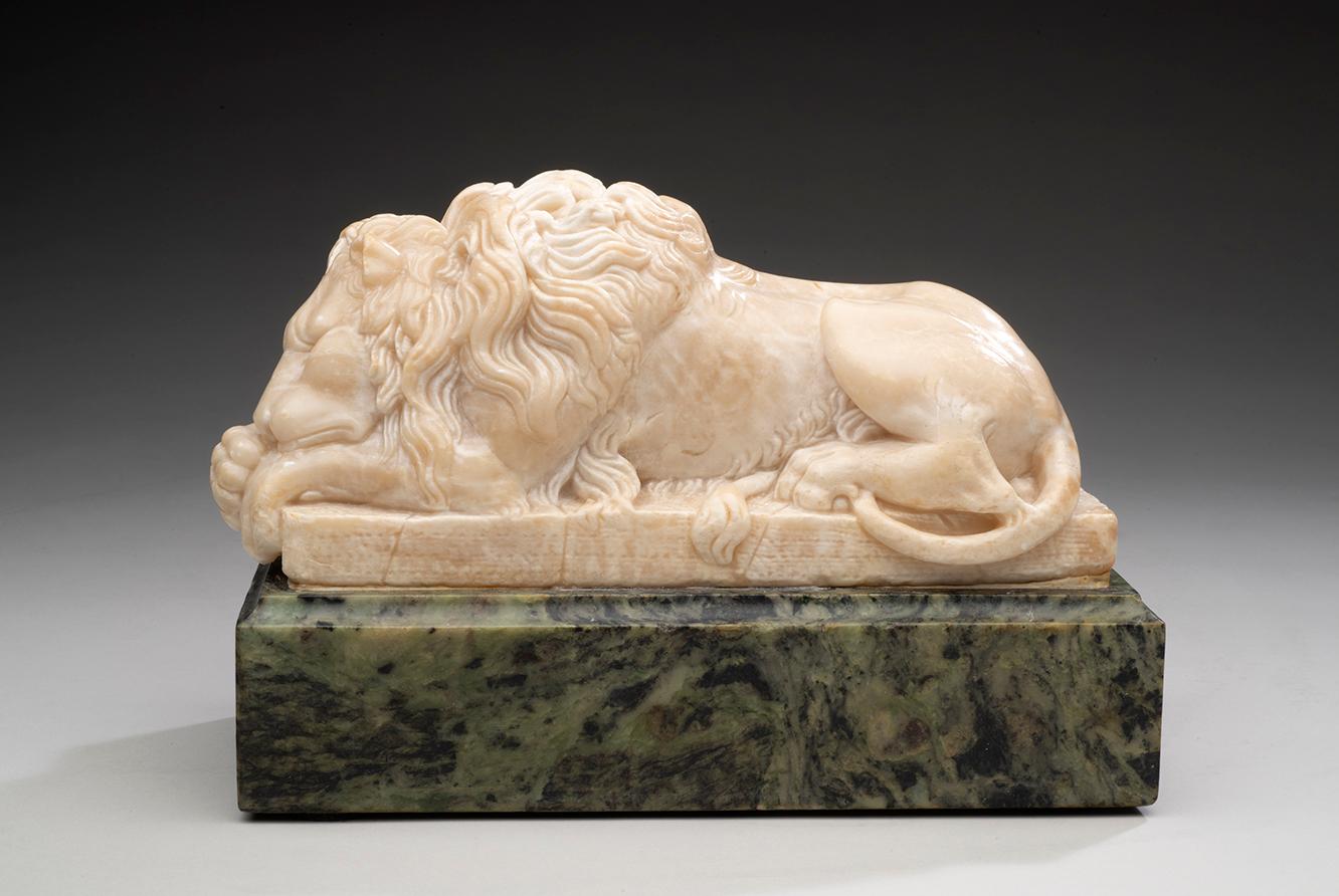 Paire de lions italiens en pierre d'albâtre d'après Antonio Canova ; milieu du 19ème siècle  en vente 2