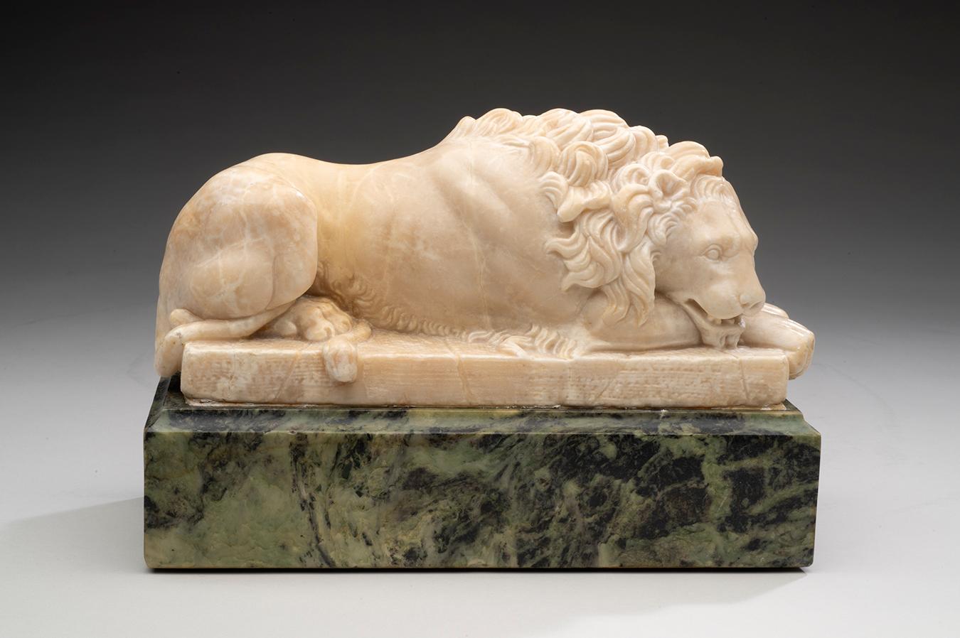 Paire de lions italiens en pierre d'albâtre d'après Antonio Canova ; milieu du 19ème siècle  en vente 3