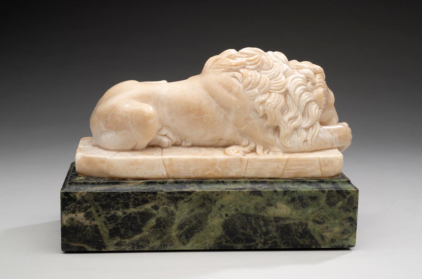 Paire de lions italiens en pierre d'albâtre d'après Antonio Canova ; milieu du 19ème siècle  en vente 4