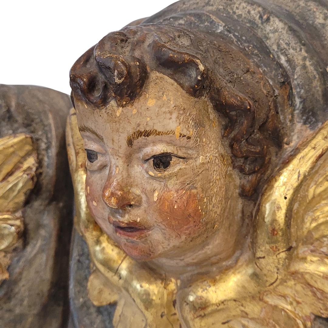 Unique en son genre  paire de hauts-reliefs à chérubins datant du XVIIIe siècle, appartenant probablement à l'école castillane.

Il s'agit de deux hauts-reliefs rectangulaires en bois sculpté, polychrome et doré. Elles représentent deux chérubins